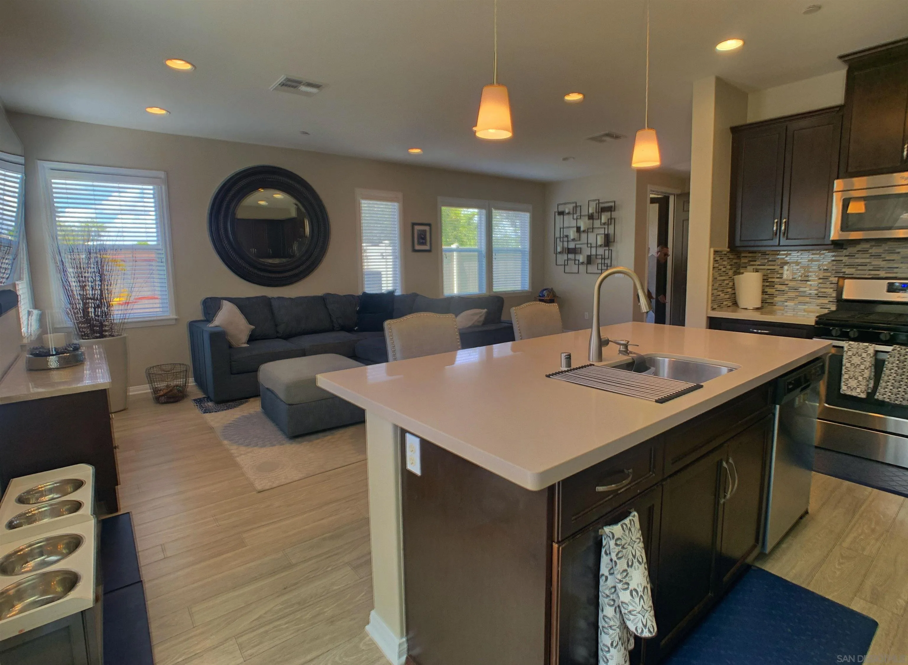 https://cdn.realtyfeed.com/cdn/127/260010893/cd79445a49a1d929ded4dac5943004d6.webp