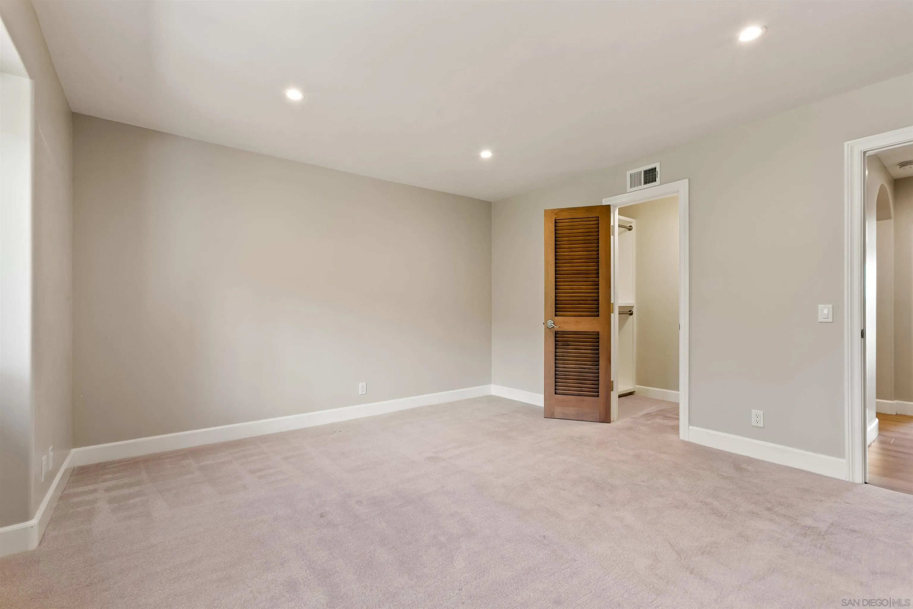 https://cdn.realtyfeed.com/cdn/127/260010896/6fe3dbf4521e7f21a94091b2c7f0512c.webp