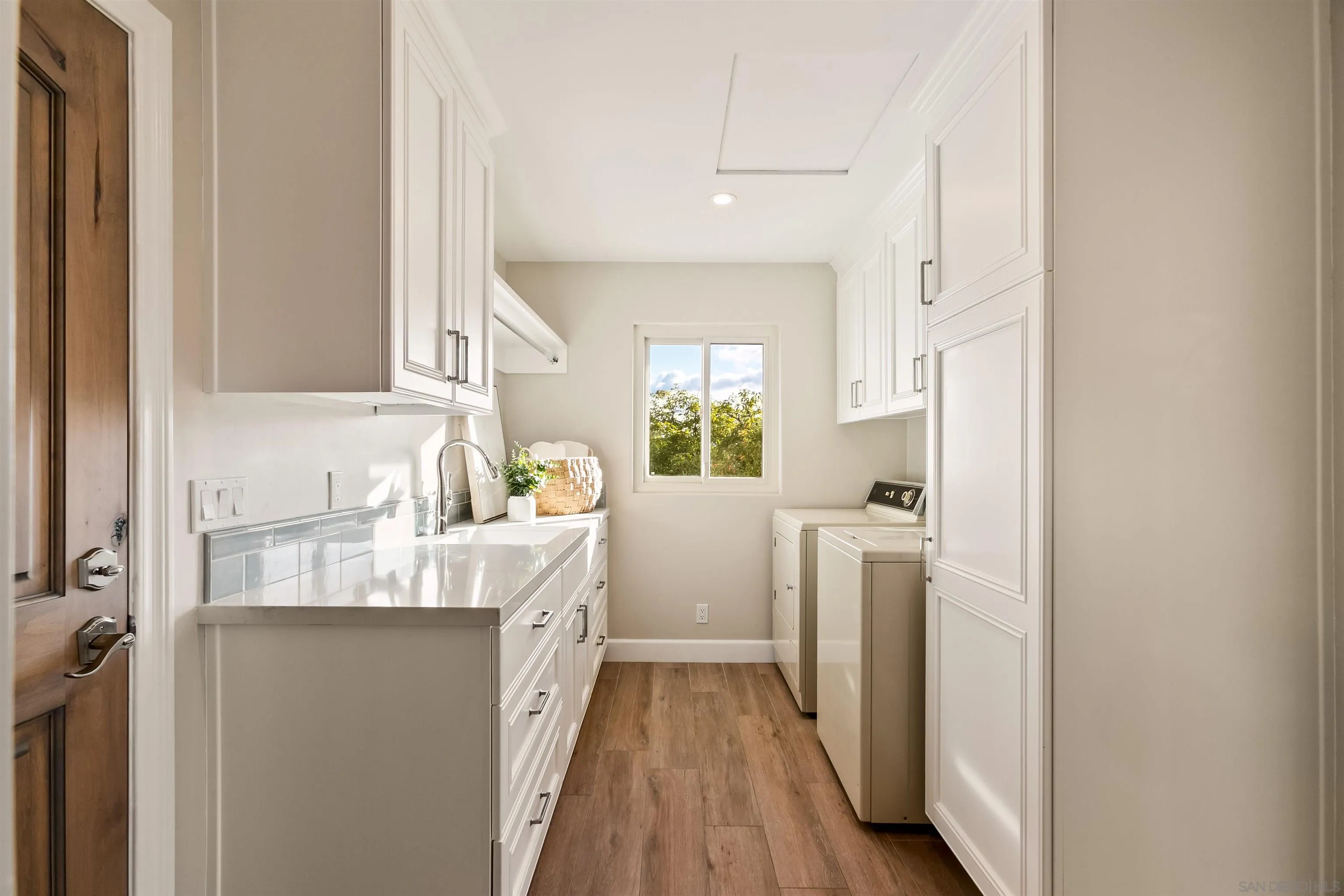 https://cdn.realtyfeed.com/cdn/127/260010896/eab65018e04174c06f9bb5a15c88e3b4.webp
