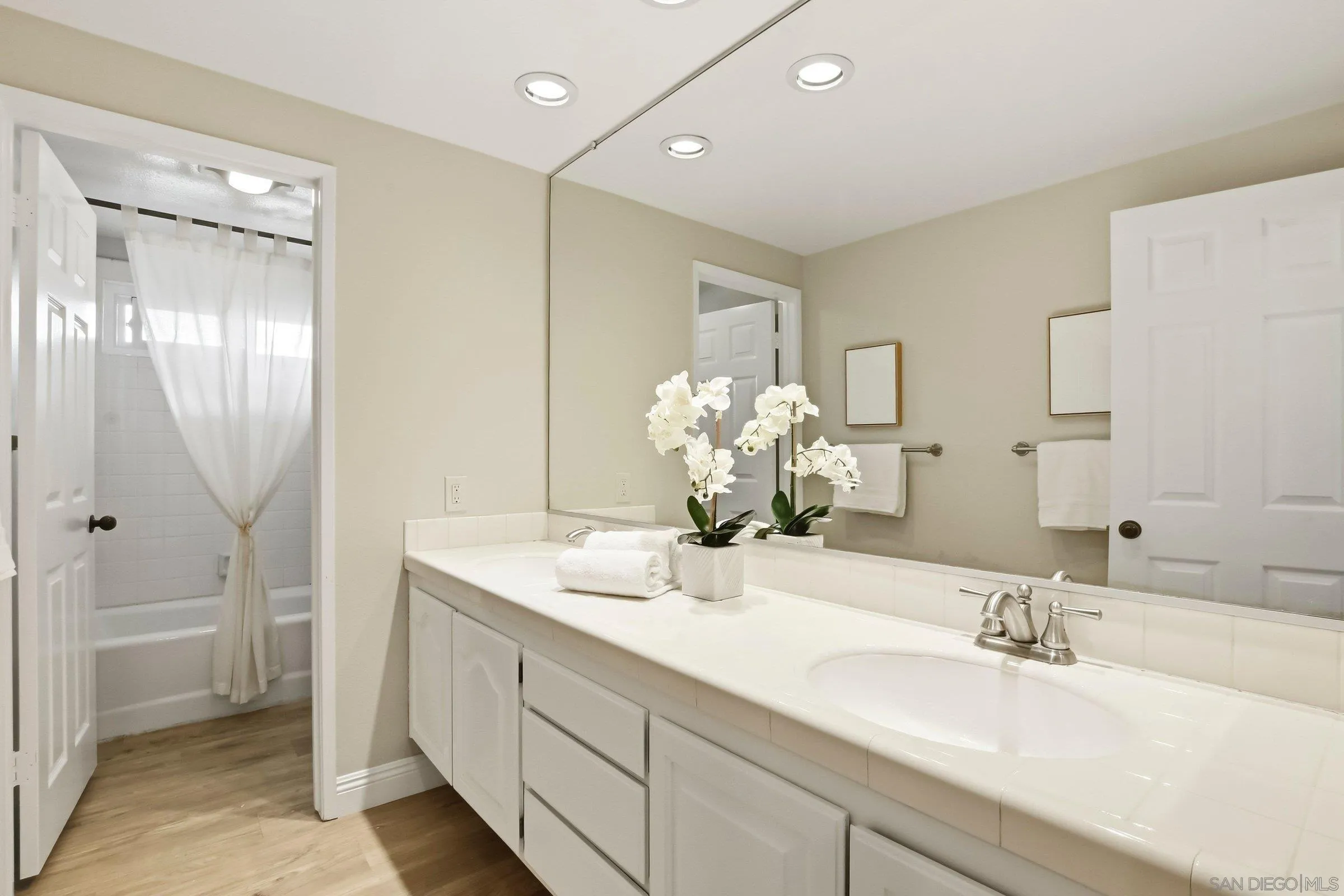https://cdn.realtyfeed.com/cdn/127/260010900/b7d07cb3b9e92a55fce3f22f31ffdd7b.webp