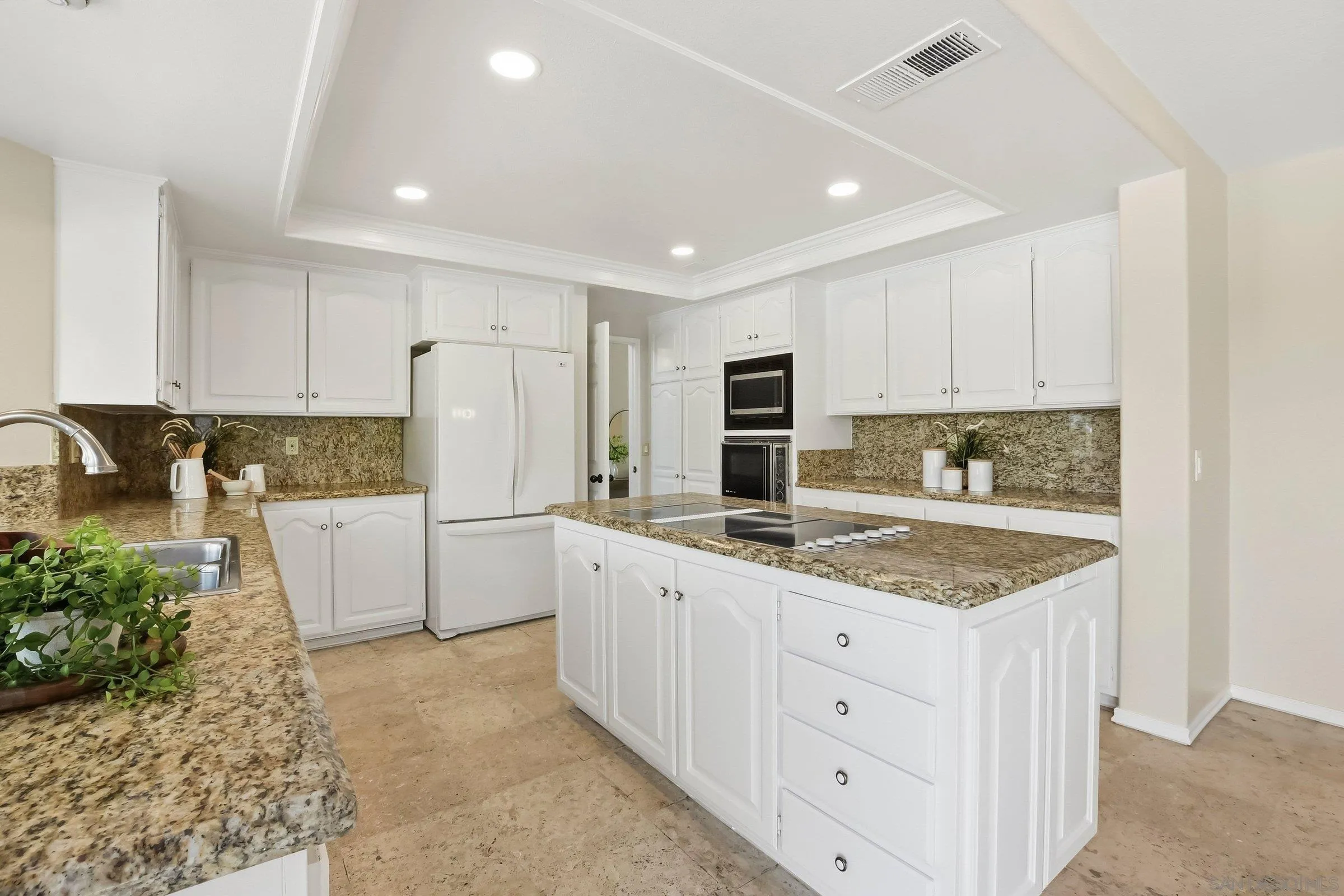https://cdn.realtyfeed.com/cdn/127/260010900/e9fef40a00dae3ccd17a9f5fd68be21d.webp