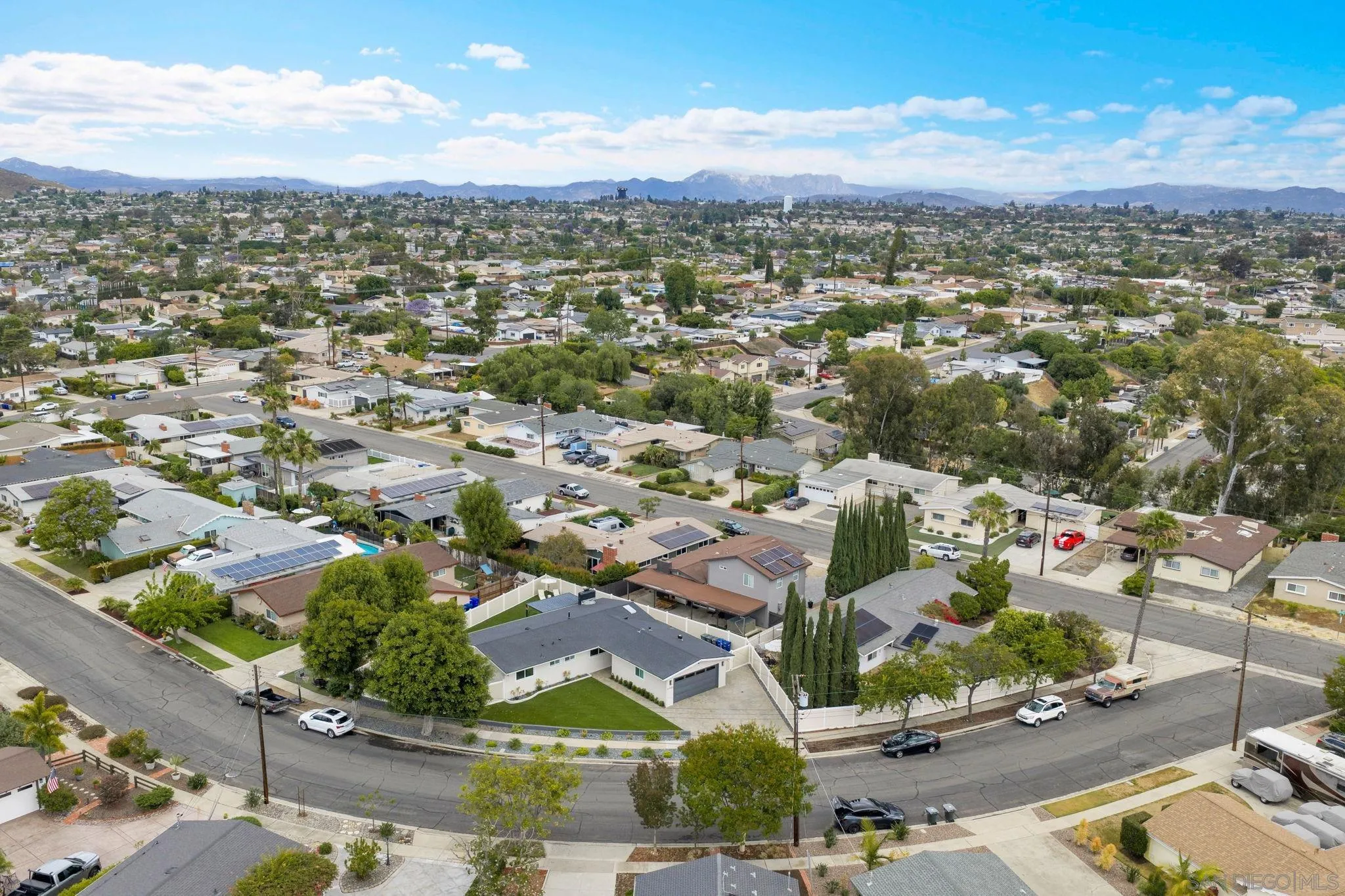 https://cdn.realtyfeed.com/cdn/127/260010901/8a72dc1a52c9e8db17cd7416bee17317.webp