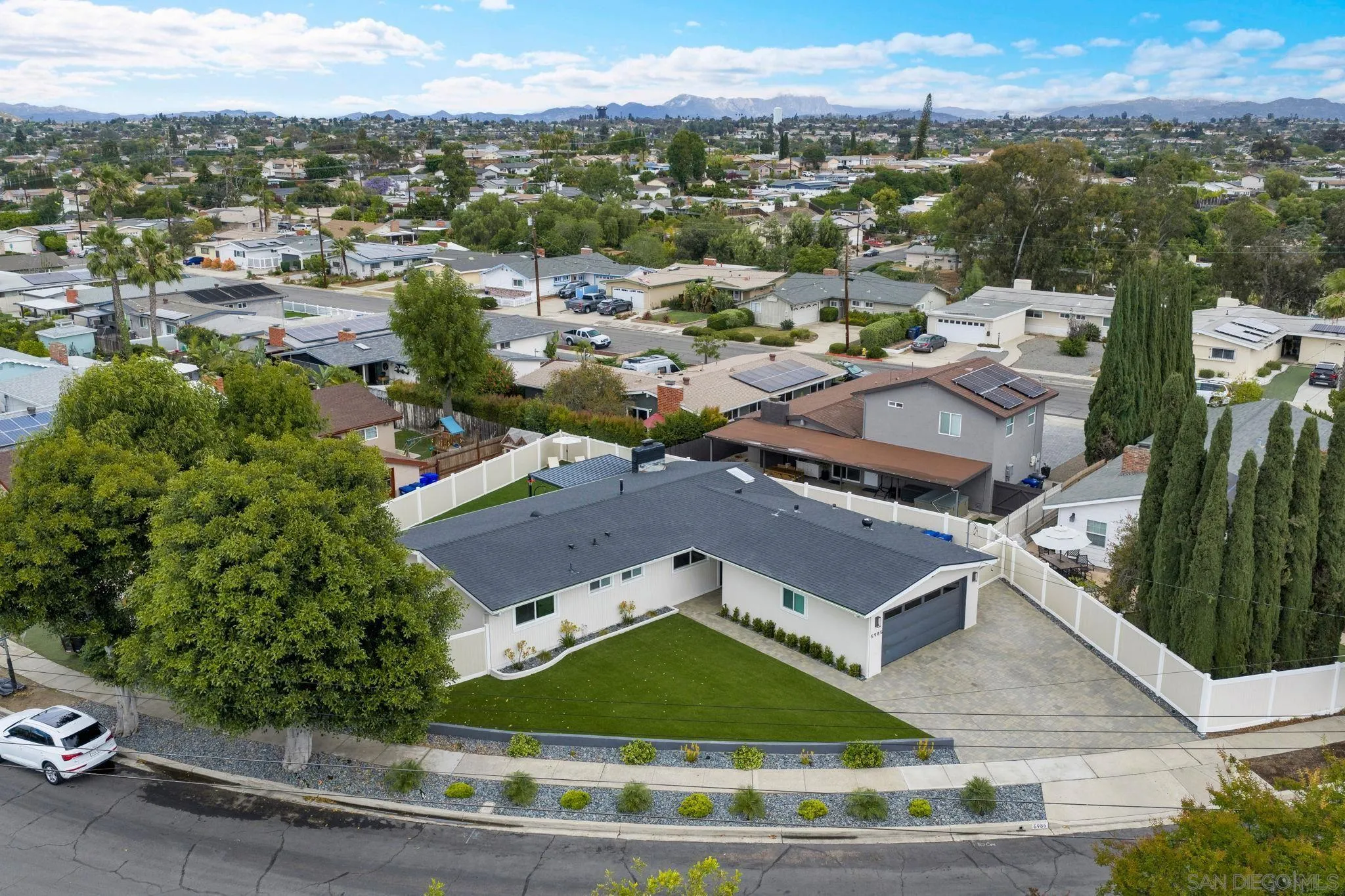 https://cdn.realtyfeed.com/cdn/127/260010901/f44d2261d58443d8b5b1ad86bde75e7e.webp