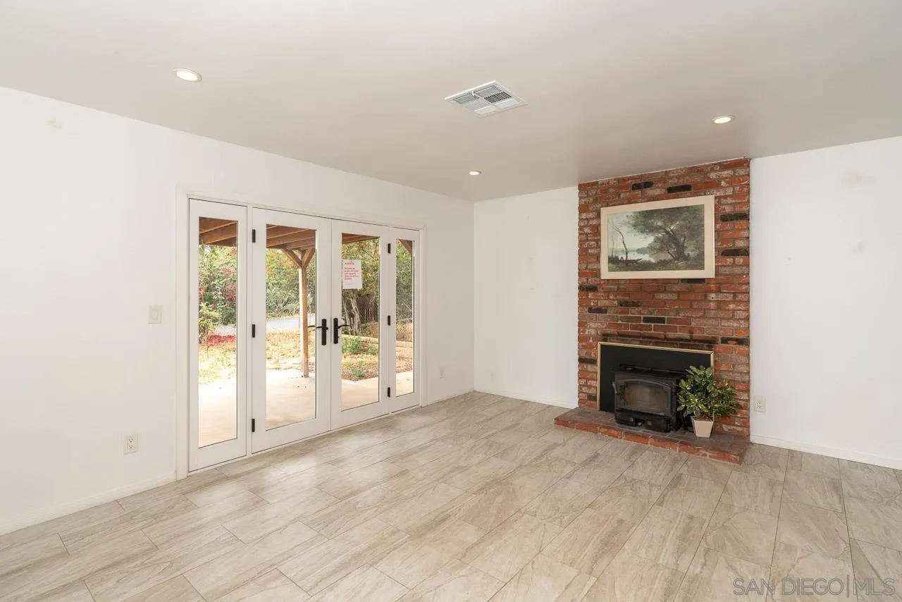 https://cdn.realtyfeed.com/cdn/127/260010903/f438bf87344c9985eb36141eff6c905f.webp
