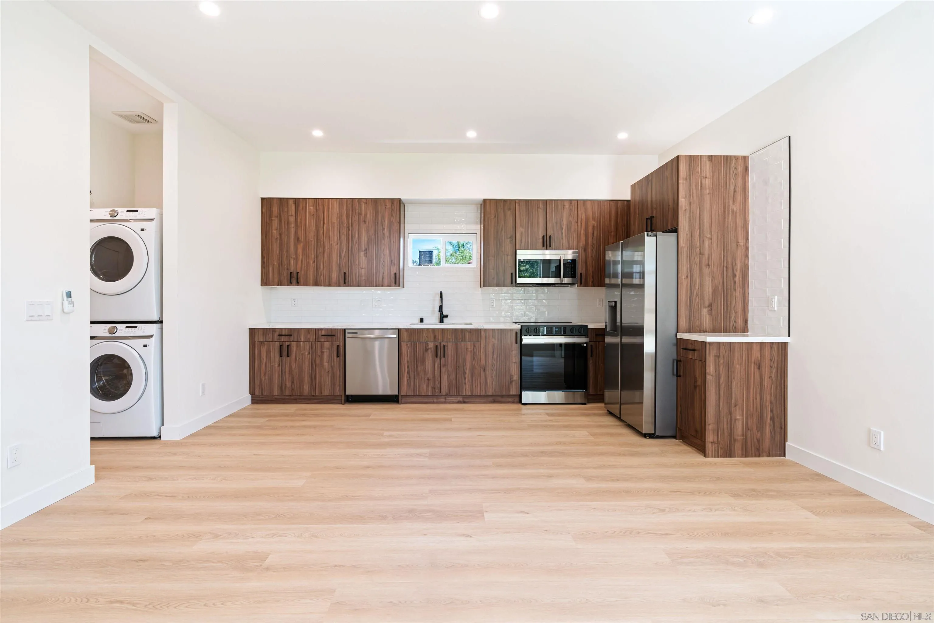 https://cdn.realtyfeed.com/cdn/127/260010907/2745c91c574a874188420ec1e665b15c.webp