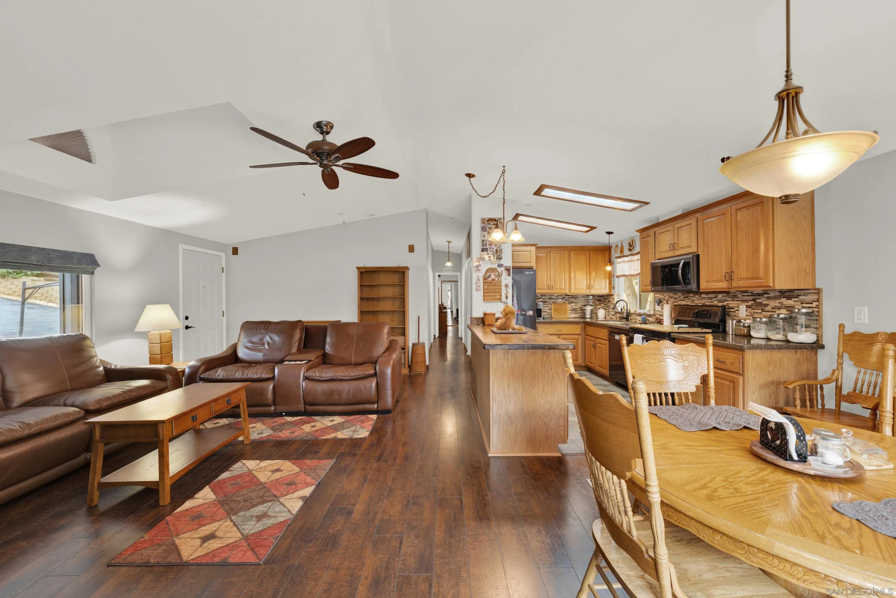 https://cdn.realtyfeed.com/cdn/127/260010911/17bd9332278c26d32c10130e2302dac2.webp