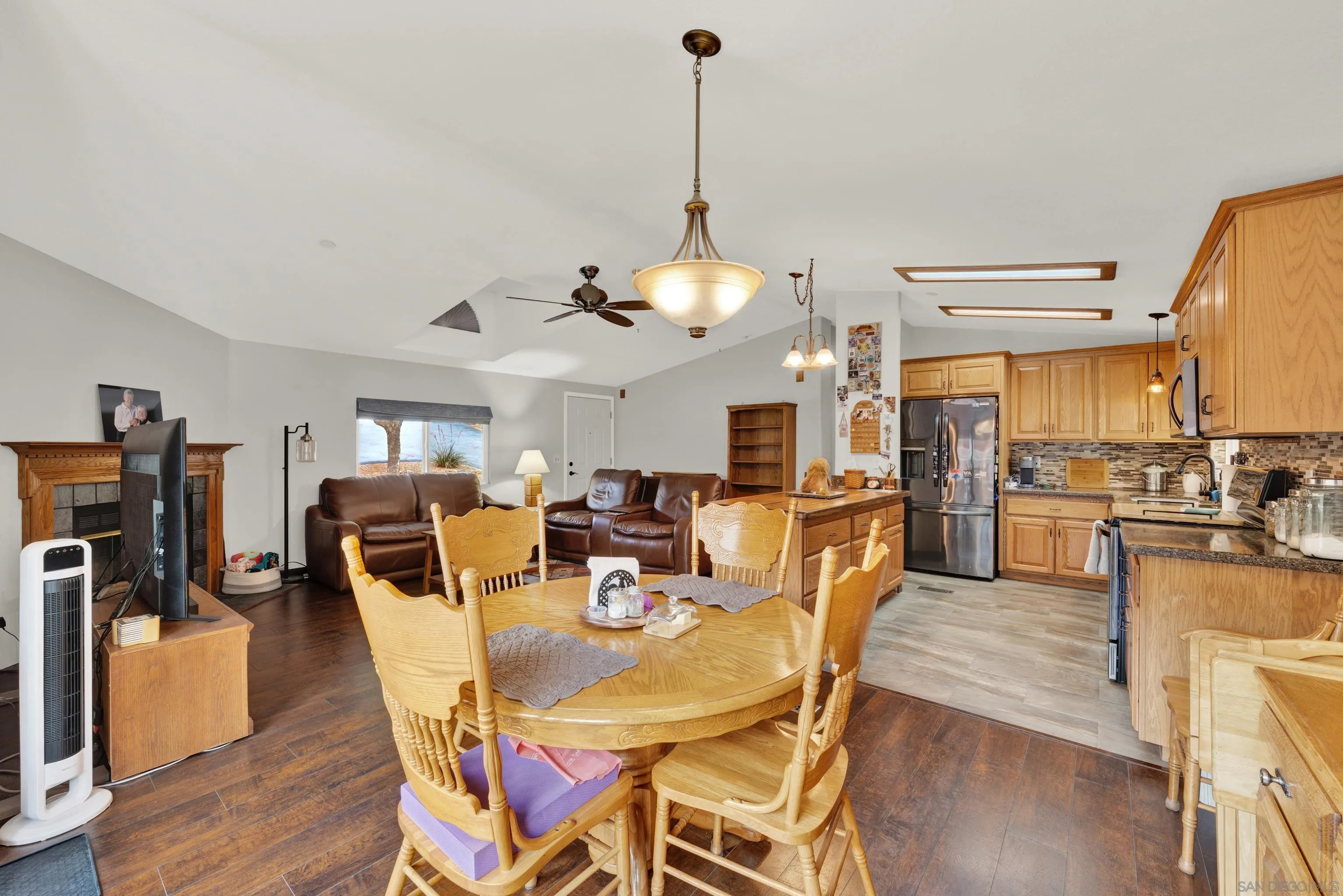 https://cdn.realtyfeed.com/cdn/127/260010911/77051c3a7f07833c010158f8f45c2760.webp