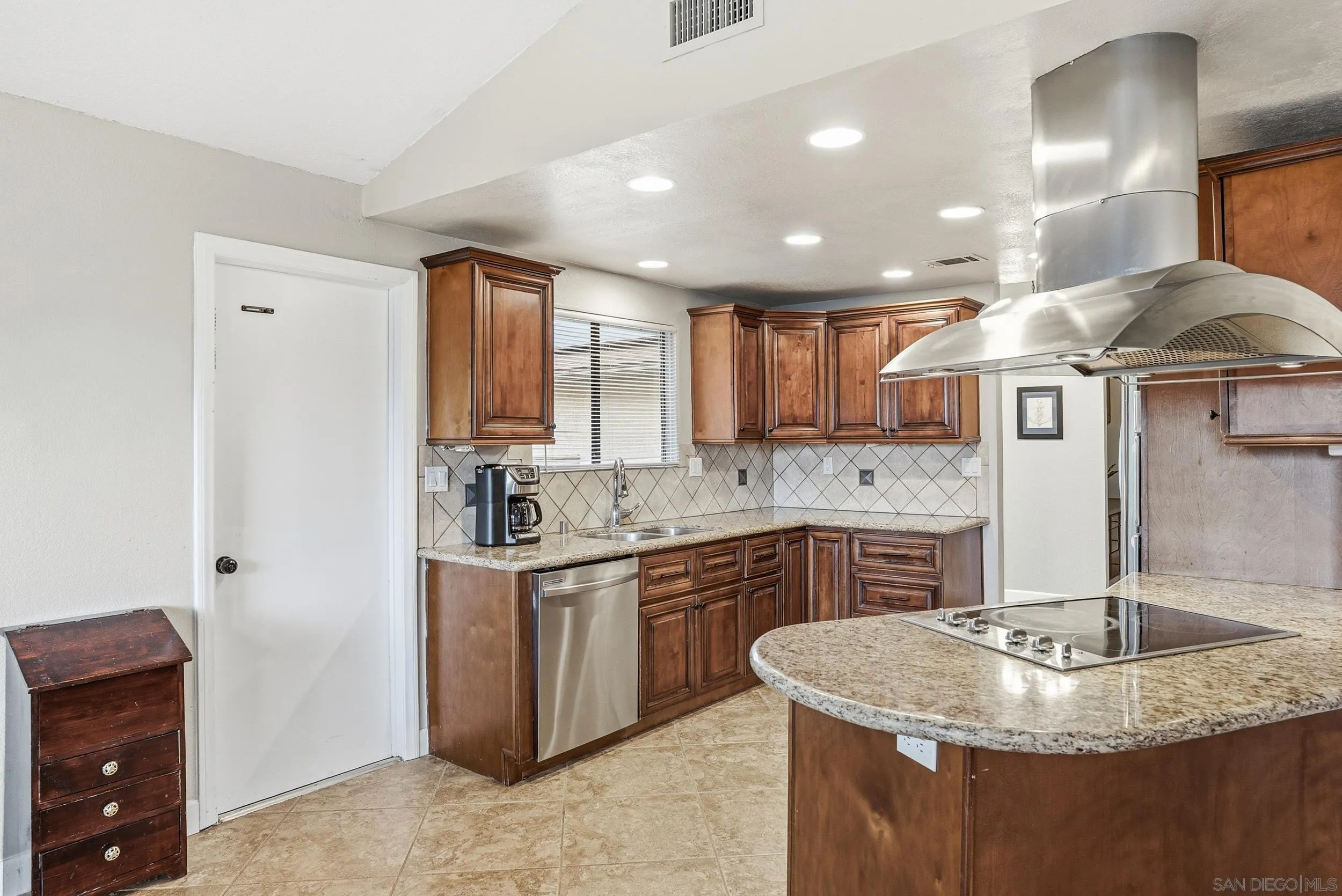 https://cdn.realtyfeed.com/cdn/127/260010912/52452d9b6afadbe4fc5fa71c3b6f948e.webp