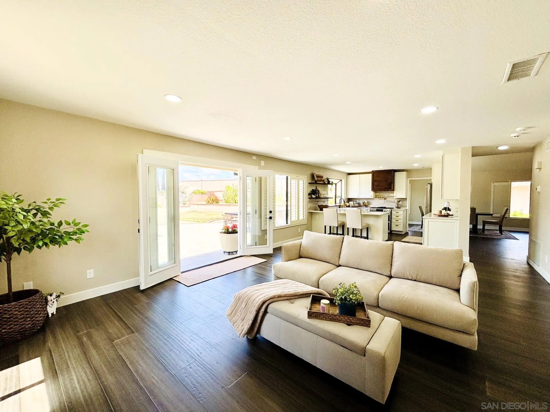 https://cdn.realtyfeed.com/cdn/127/260010928/4abad2cf3568a7d9c801c54e927a2316.webp