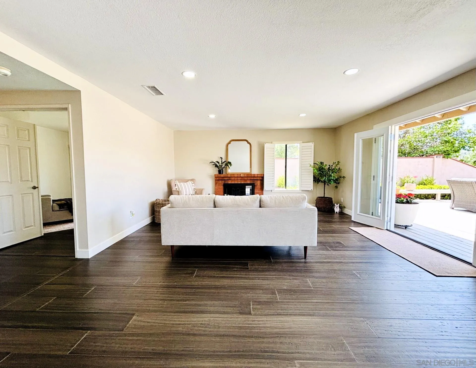 https://cdn.realtyfeed.com/cdn/127/260010928/4b3ffeb0b69ca43ae87f562169657447.webp
