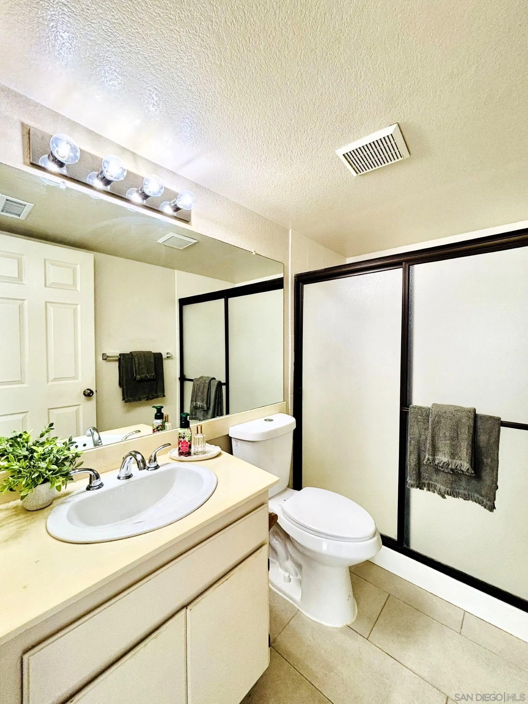 https://cdn.realtyfeed.com/cdn/127/260010928/881a996c4658427f3a40f9ca7bee597d.webp