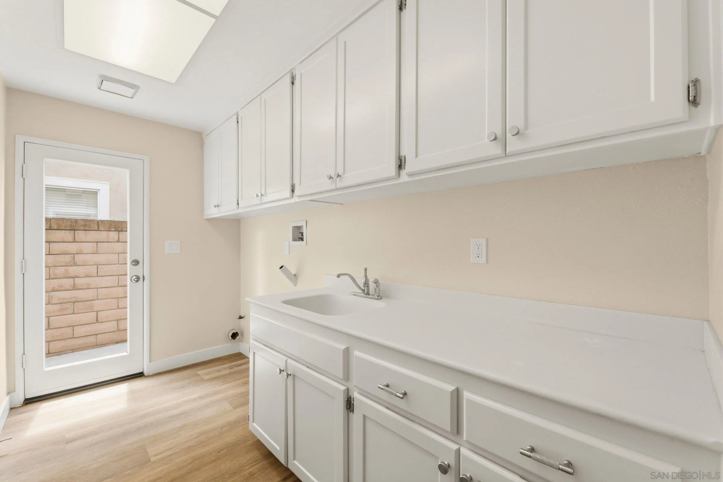 https://cdn.realtyfeed.com/cdn/127/260010929/283ae1ed5c77ca340bf002d85a9d3166.webp