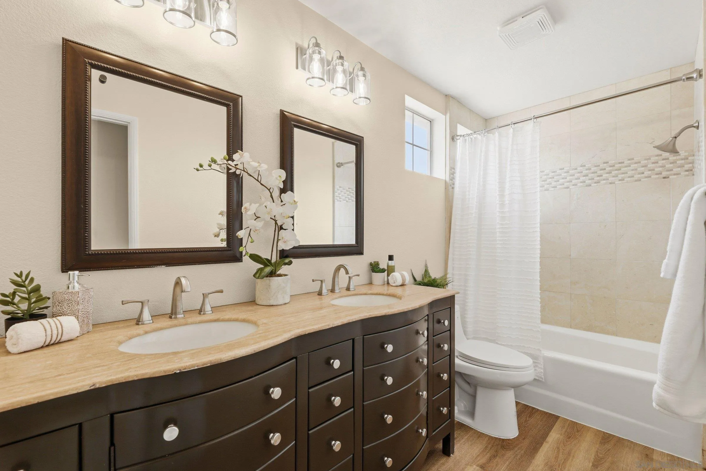 https://cdn.realtyfeed.com/cdn/127/260010929/d45943a8224a0681a4e26f5f6b473fbd.webp