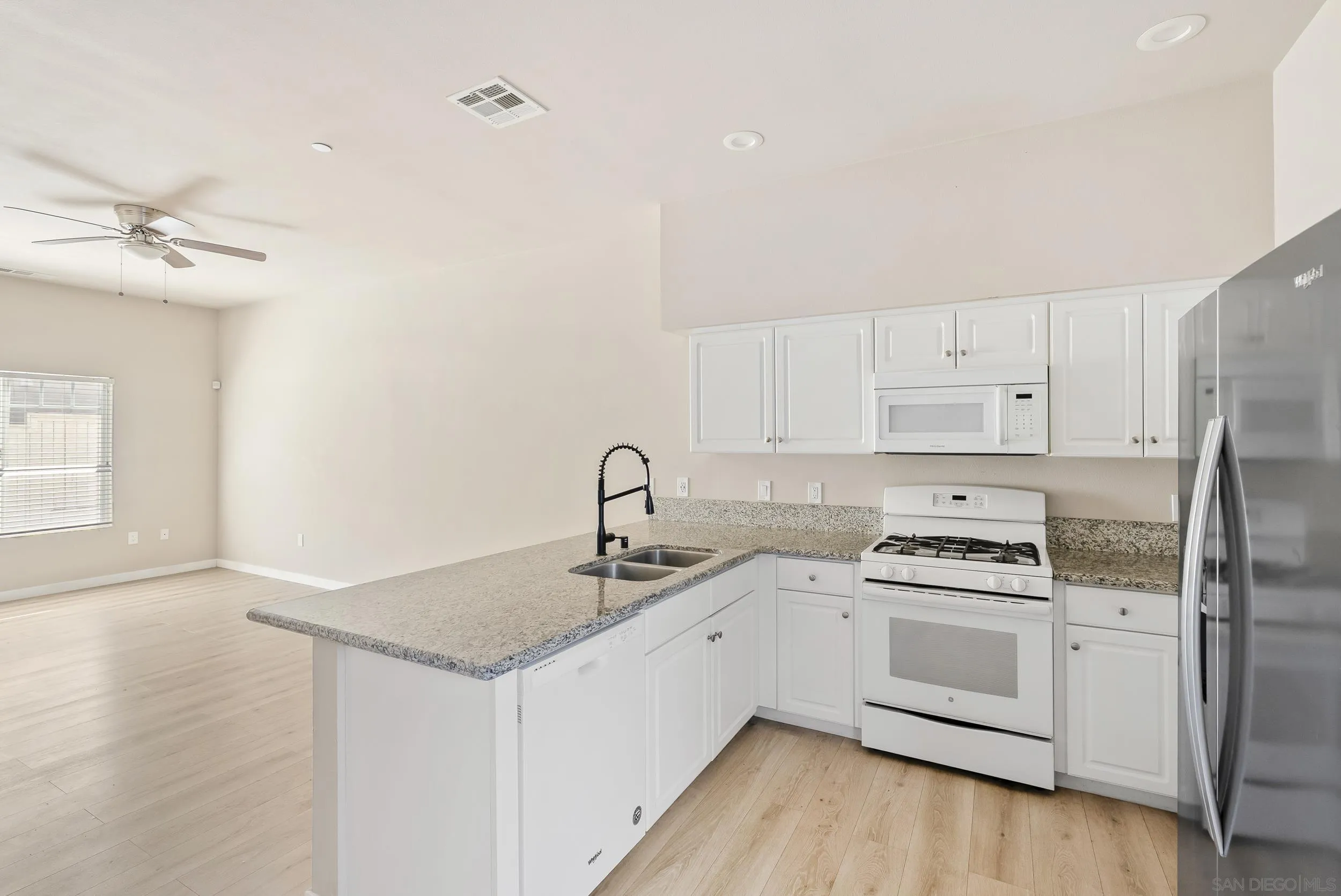 Photo #10: 260010941 Listing: Photo #10