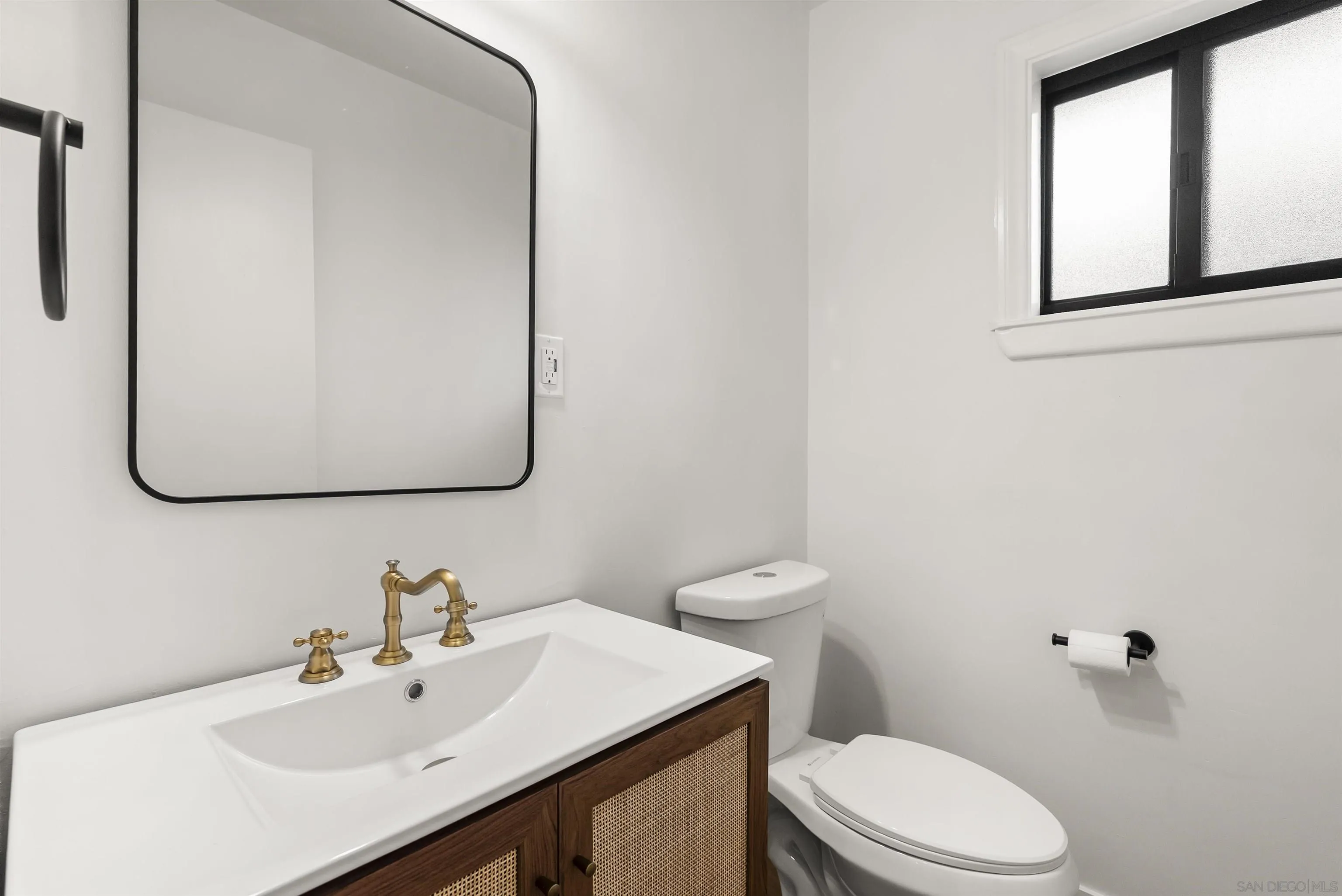 https://cdn.realtyfeed.com/cdn/127/260010948/37c95168d0874cf947141b45c0bed528.webp