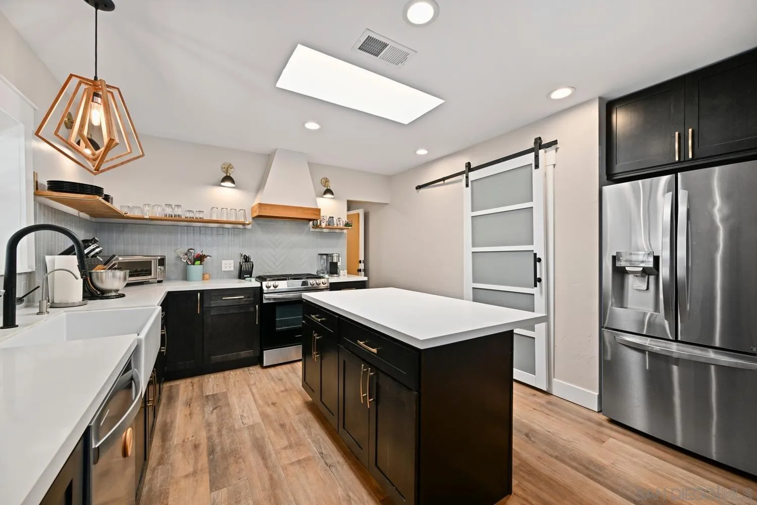 https://cdn.realtyfeed.com/cdn/127/260010950/0086cc77f7648b6c13173ecd9a5518df.webp