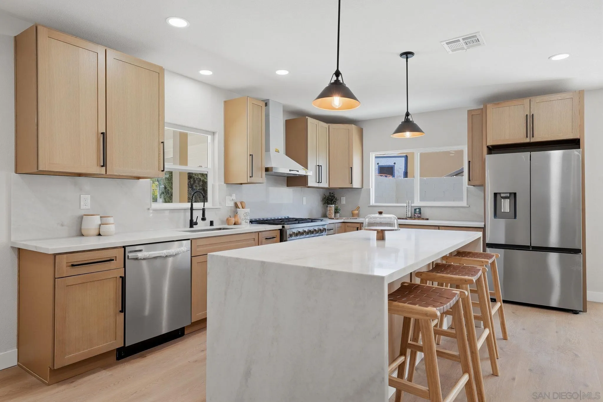https://cdn.realtyfeed.com/cdn/127/260010959/e4cbab0c57f9a2667f857d4800bdc79f.webp