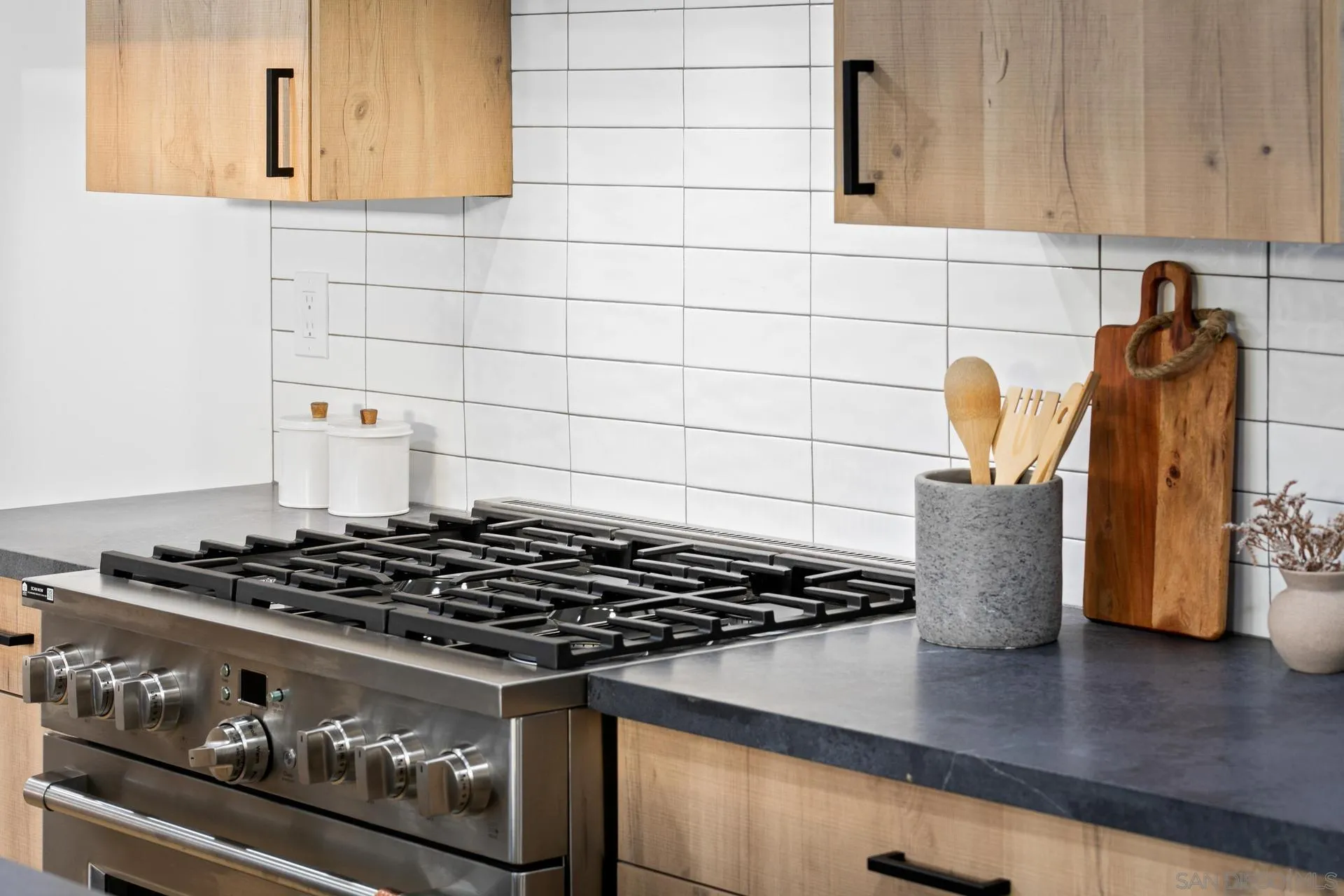 https://cdn.realtyfeed.com/cdn/127/260010961/a71216e5c835f1756d0f5d79181a5913.webp