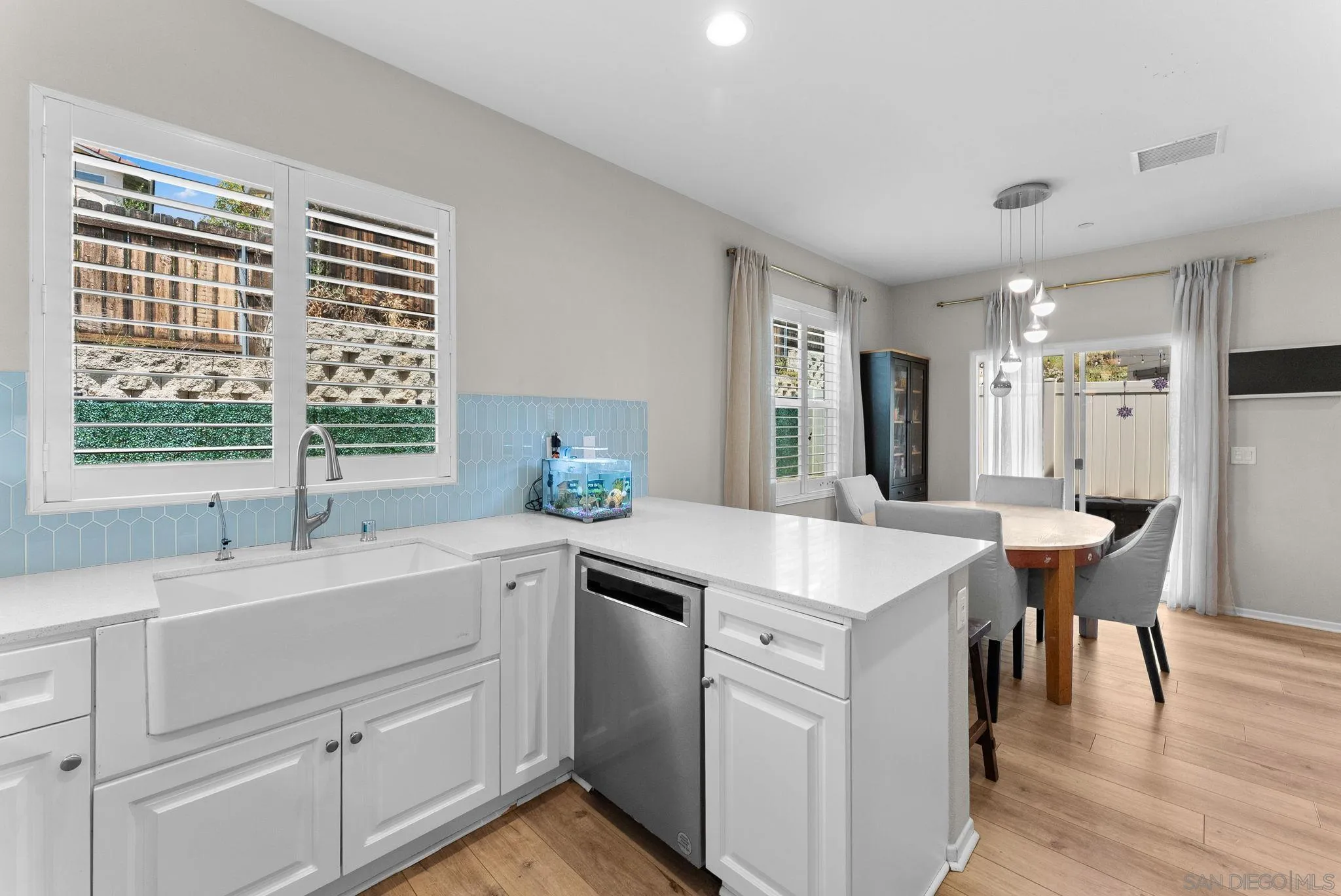 https://cdn.realtyfeed.com/cdn/127/260010962/cf380fdecfe3869a6c032bd8ab3c532f.webp