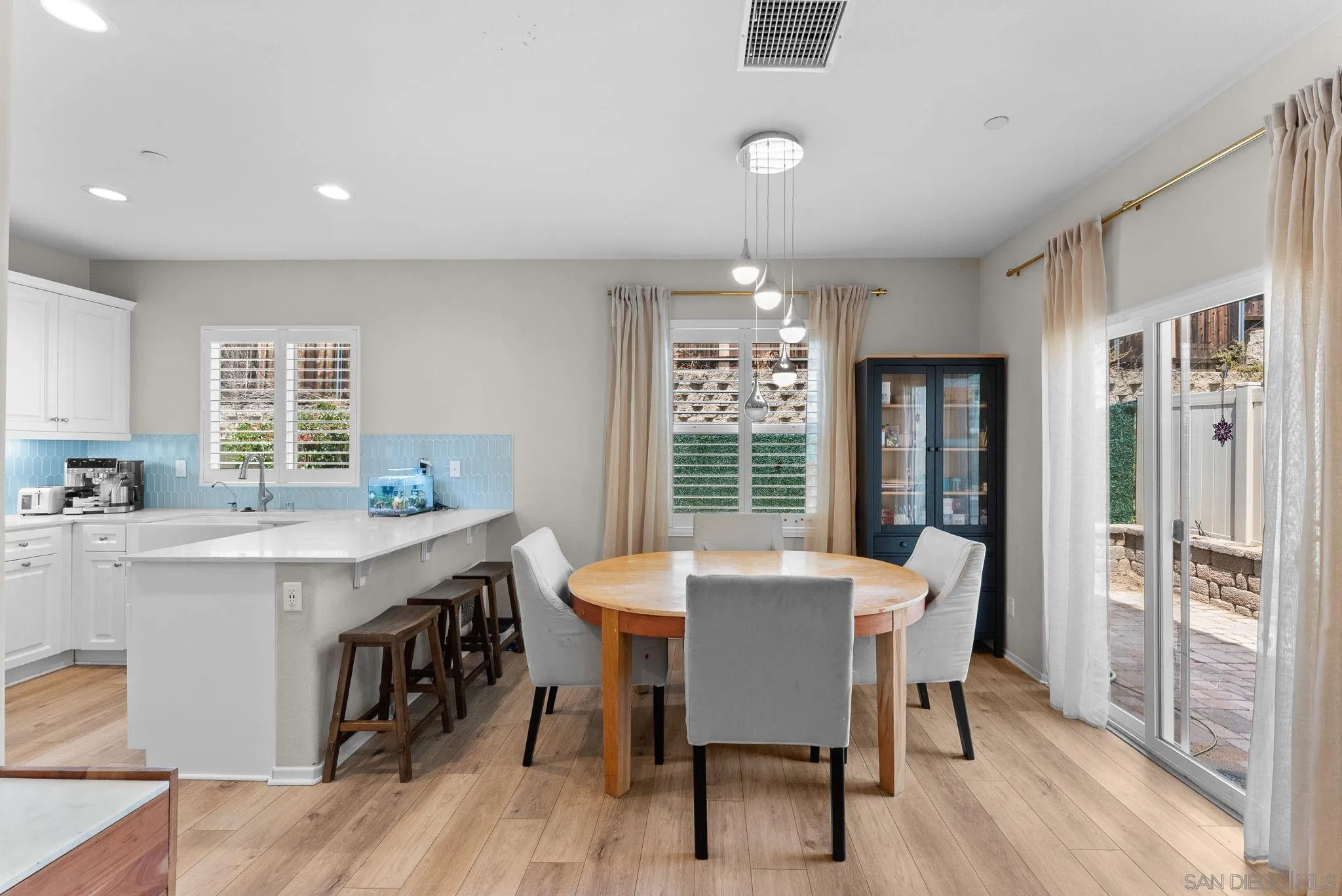 https://cdn.realtyfeed.com/cdn/127/260010962/fe05cfa1de1735300db56d1d54e29847.webp