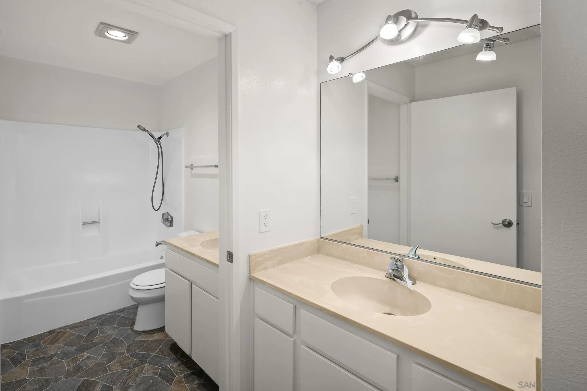 Photo #20: 260010965 Listing: Photo #20