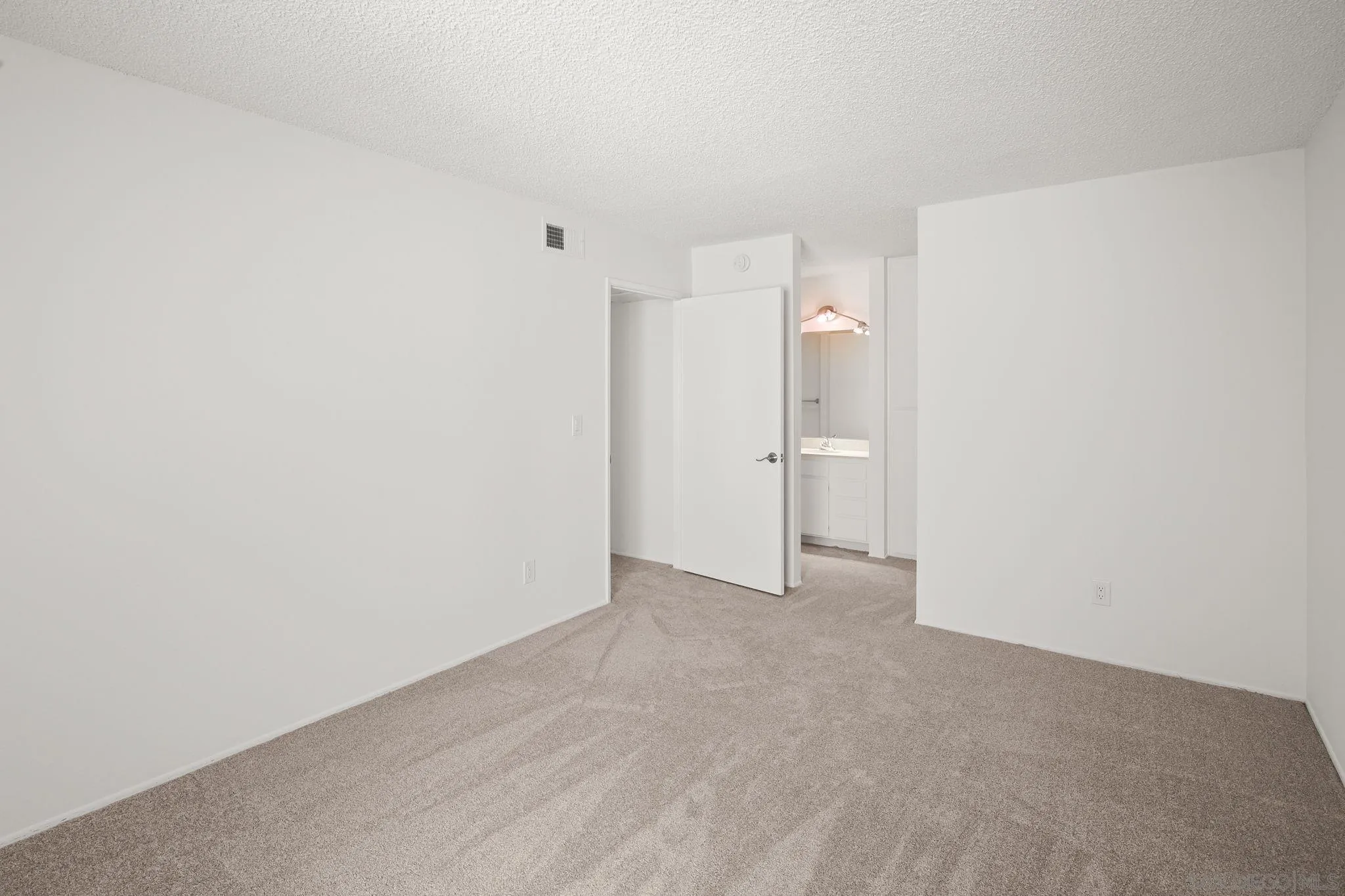 Photo #14: 260010965 Listing: Photo #14