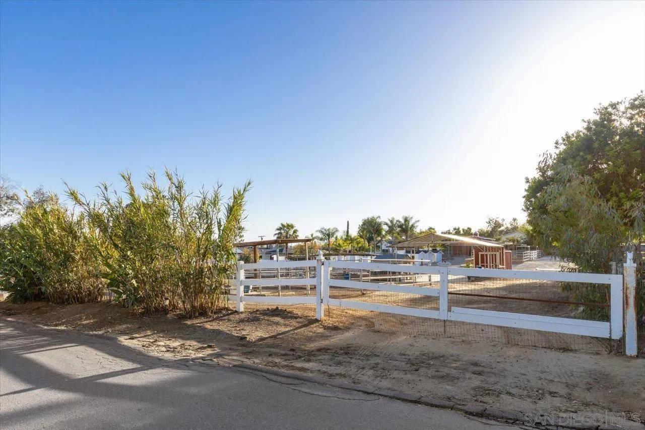 https://cdn.realtyfeed.com/cdn/127/260010968/f8f715bd5bee3598b50bd9975626f60a.webp