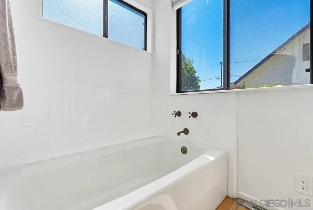 https://cdn.realtyfeed.com/cdn/127/260010984/da202c0d2e94a9745df9b695e27701d7.webp