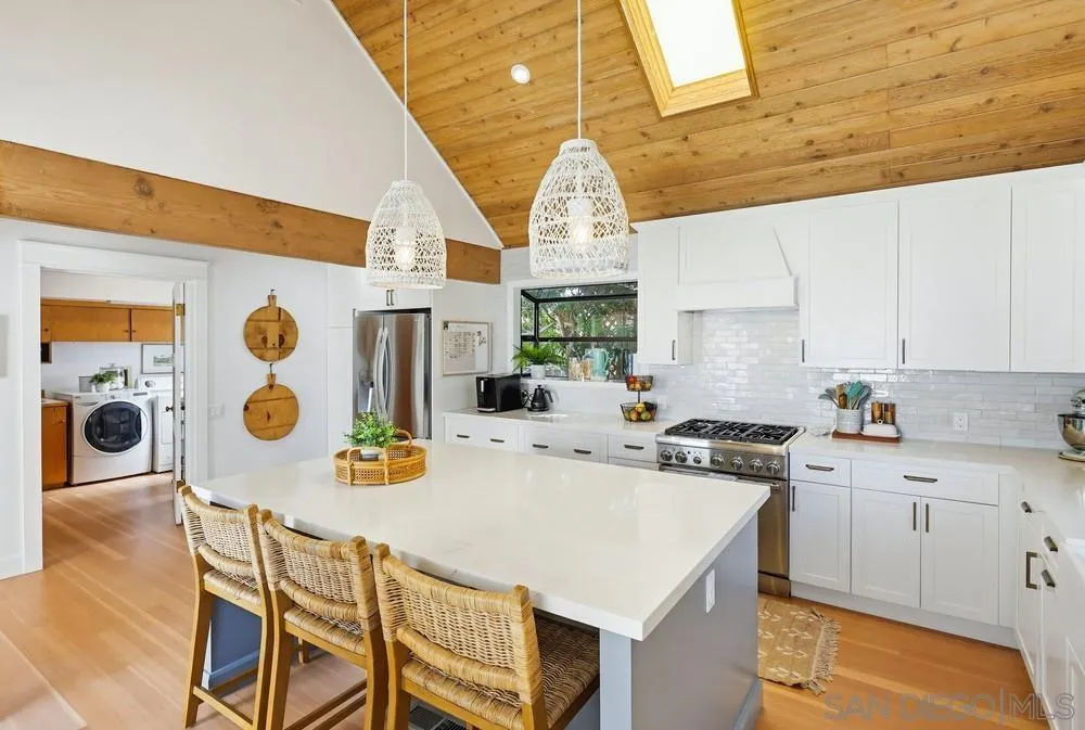 https://cdn.realtyfeed.com/cdn/127/260010984/e347a8fd478a454d741384d3293dab72.webp
