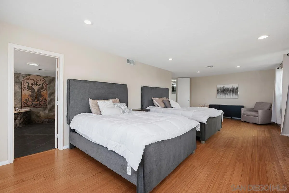 https://cdn.realtyfeed.com/cdn/127/260010993/0cd8cdded00a19ae612aafa45cbce83d.webp