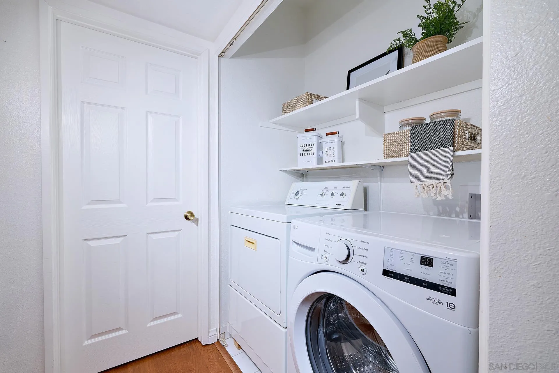 https://cdn.realtyfeed.com/cdn/127/260010994/38b2ca8614537ca5dfdefe6297ade8b5.webp