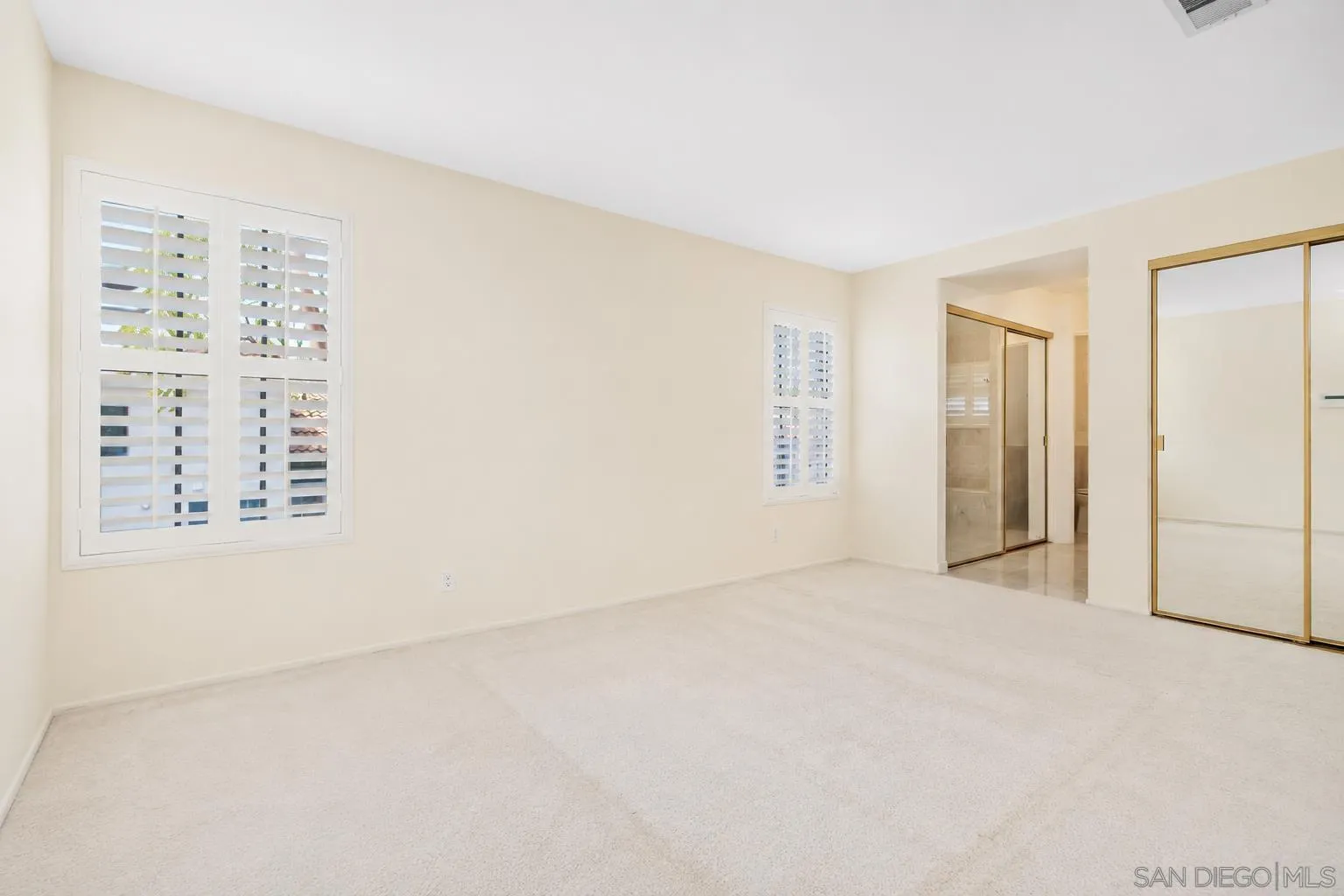https://cdn.realtyfeed.com/cdn/127/260010996/6efbf82f5d007b6f9cb740c8de32830e.webp