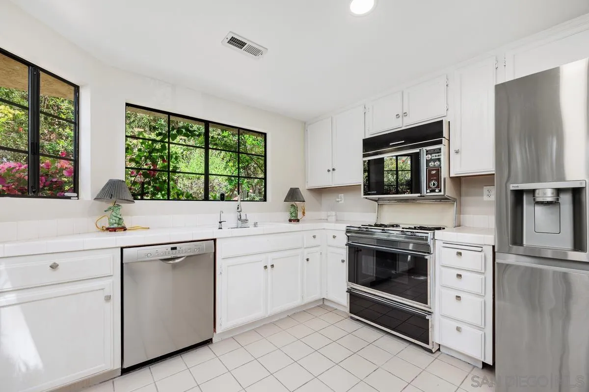 https://cdn.realtyfeed.com/cdn/127/260010996/81e0d54f06725bf34716ed26e59efa86.webp