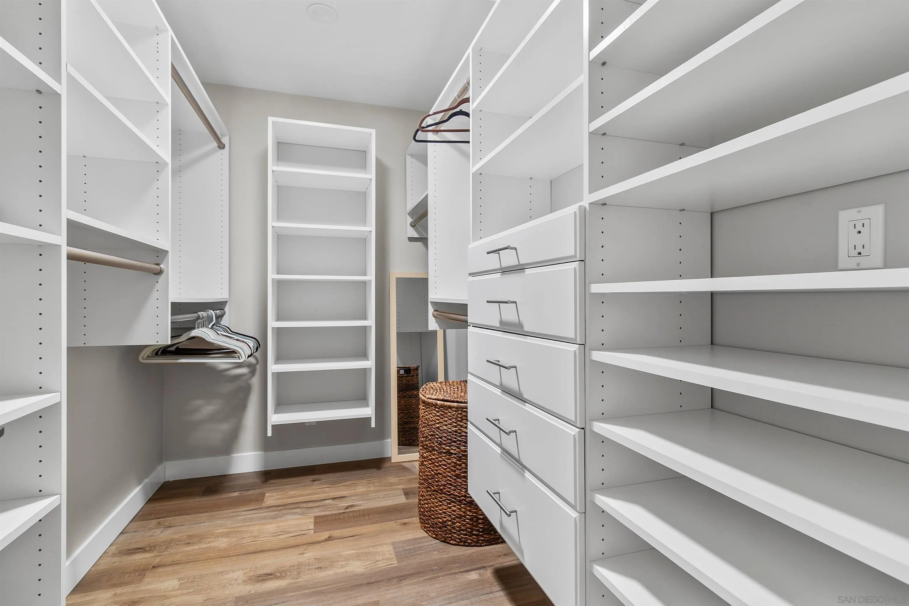https://cdn.realtyfeed.com/cdn/127/260010999/675c2c2ebffacc4bfddb454909404a5f.webp