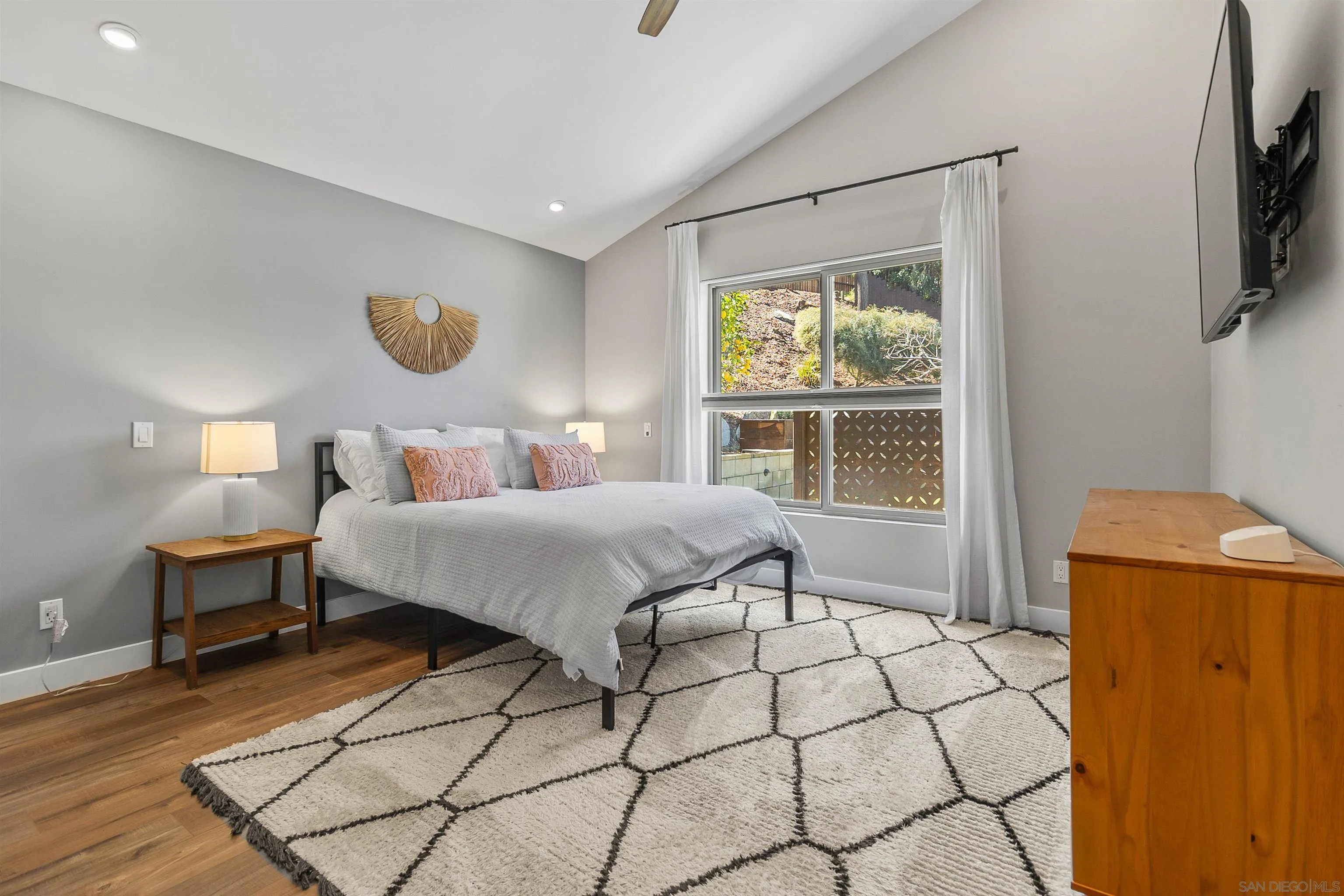 https://cdn.realtyfeed.com/cdn/127/260010999/89c2e5a6de010b86900bf2e3dd79b06d.webp