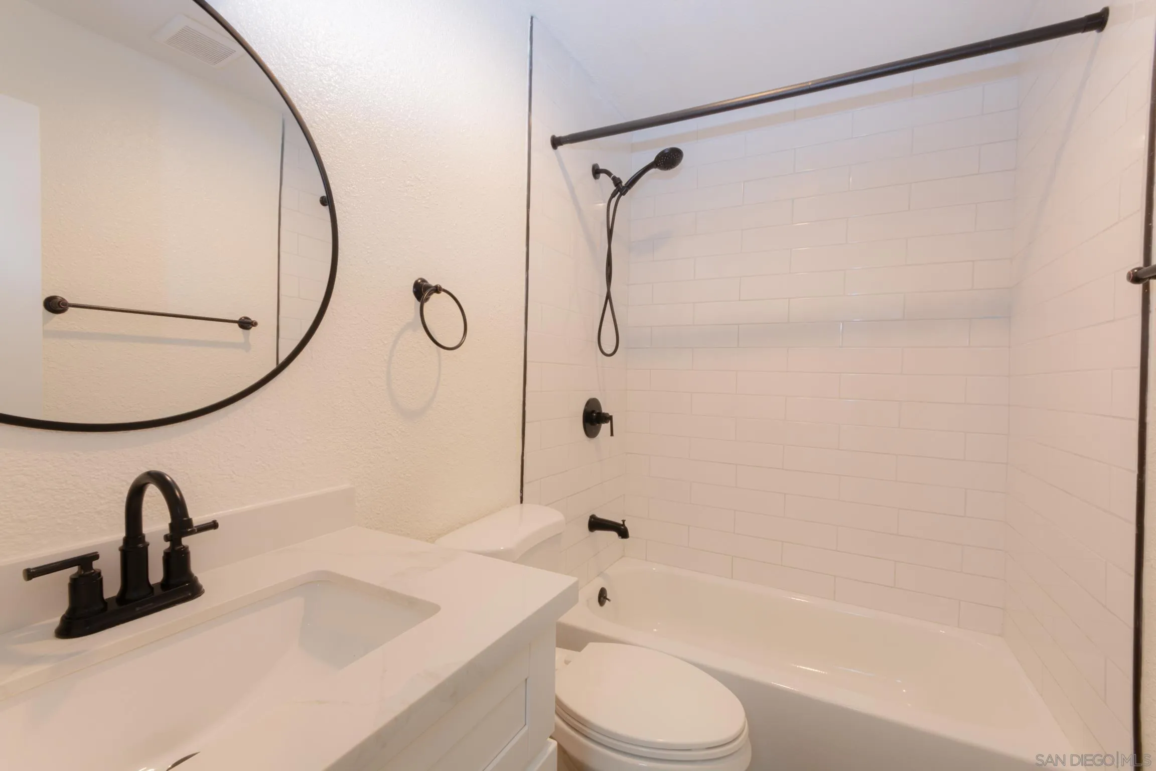 Photo #2: 260011000 Listing: Photo #2