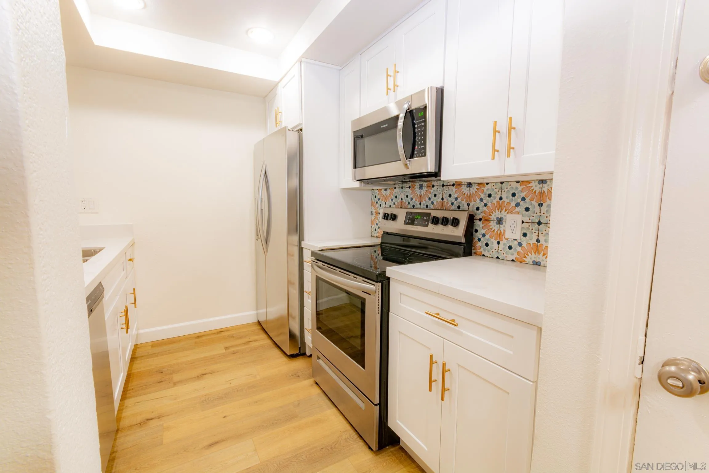 Photo #5: 260011000 Listing: Photo #5