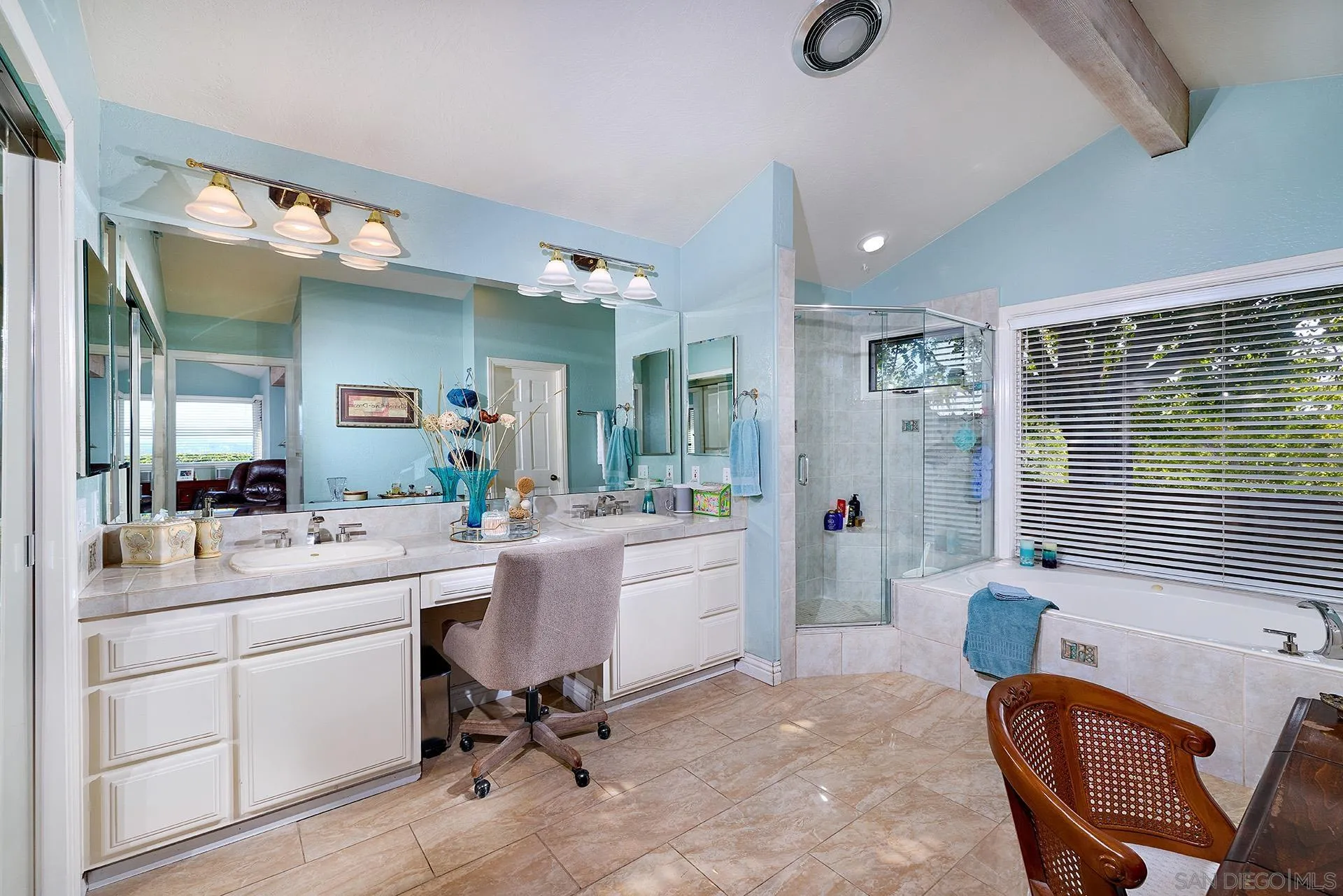 https://cdn.realtyfeed.com/cdn/127/260011002/9818d4261c3e69476eacb1e632e636db.webp