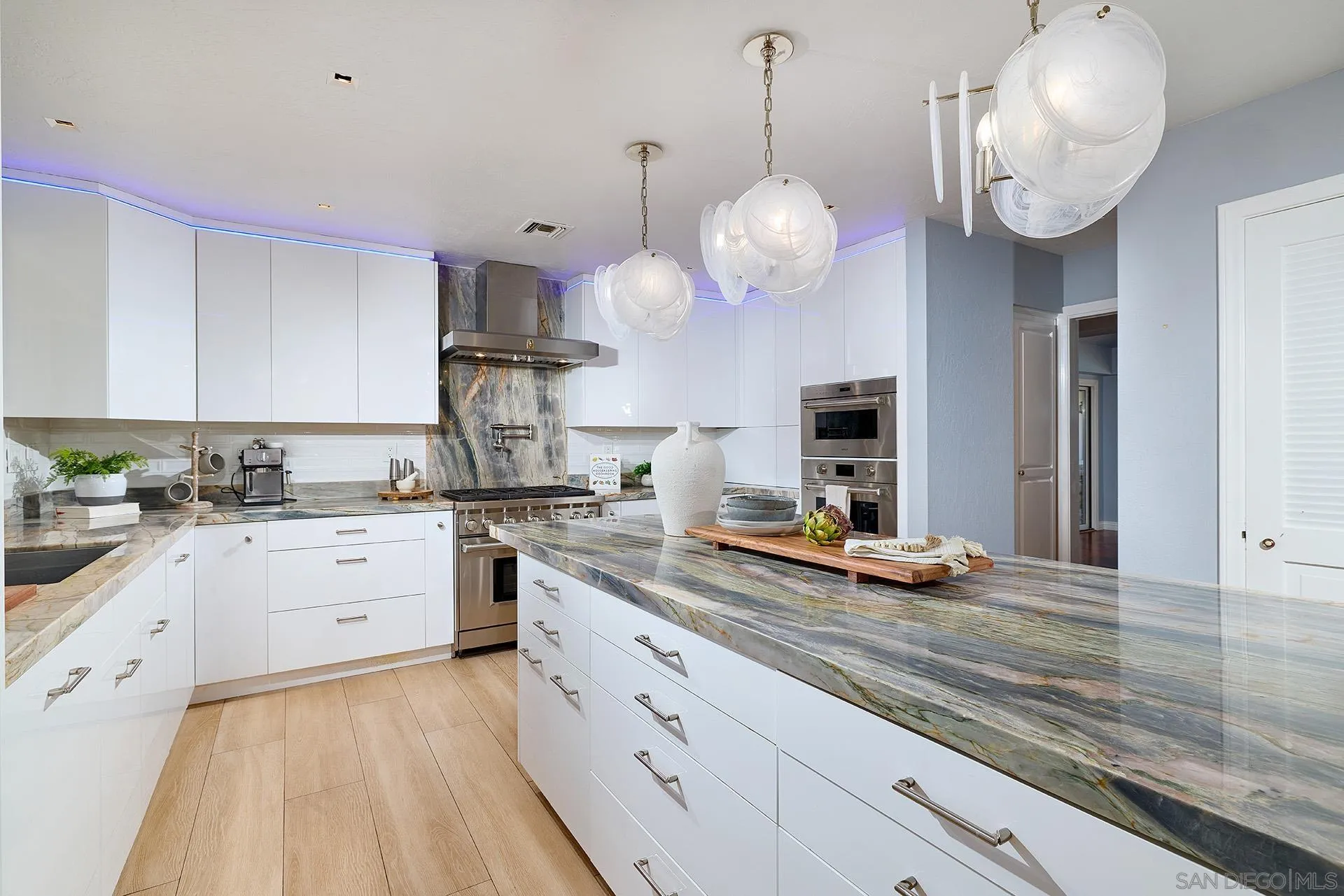 https://cdn.realtyfeed.com/cdn/127/260011002/c92f8f801c085fc7d12e75054015b0c2.webp