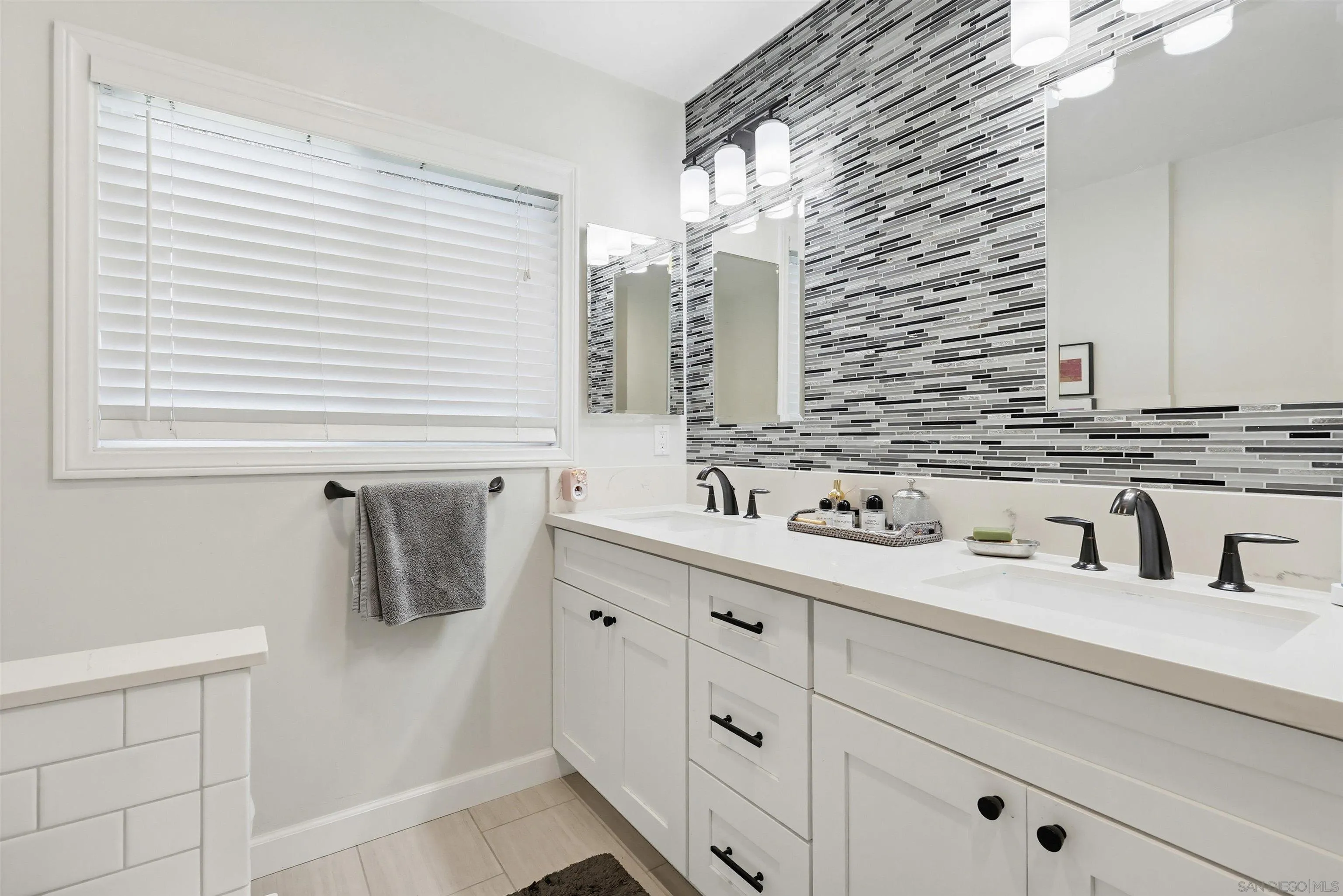 https://cdn.realtyfeed.com/cdn/127/260011003/93aa06cc9054ecb0d8f7e531be34b214.webp