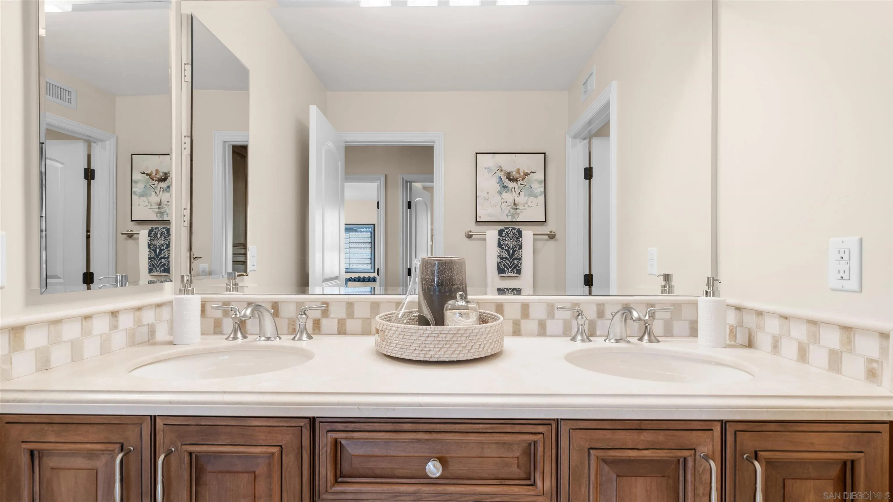 https://cdn.realtyfeed.com/cdn/127/260011009/273b6174211b4a17c463701332df12df.webp