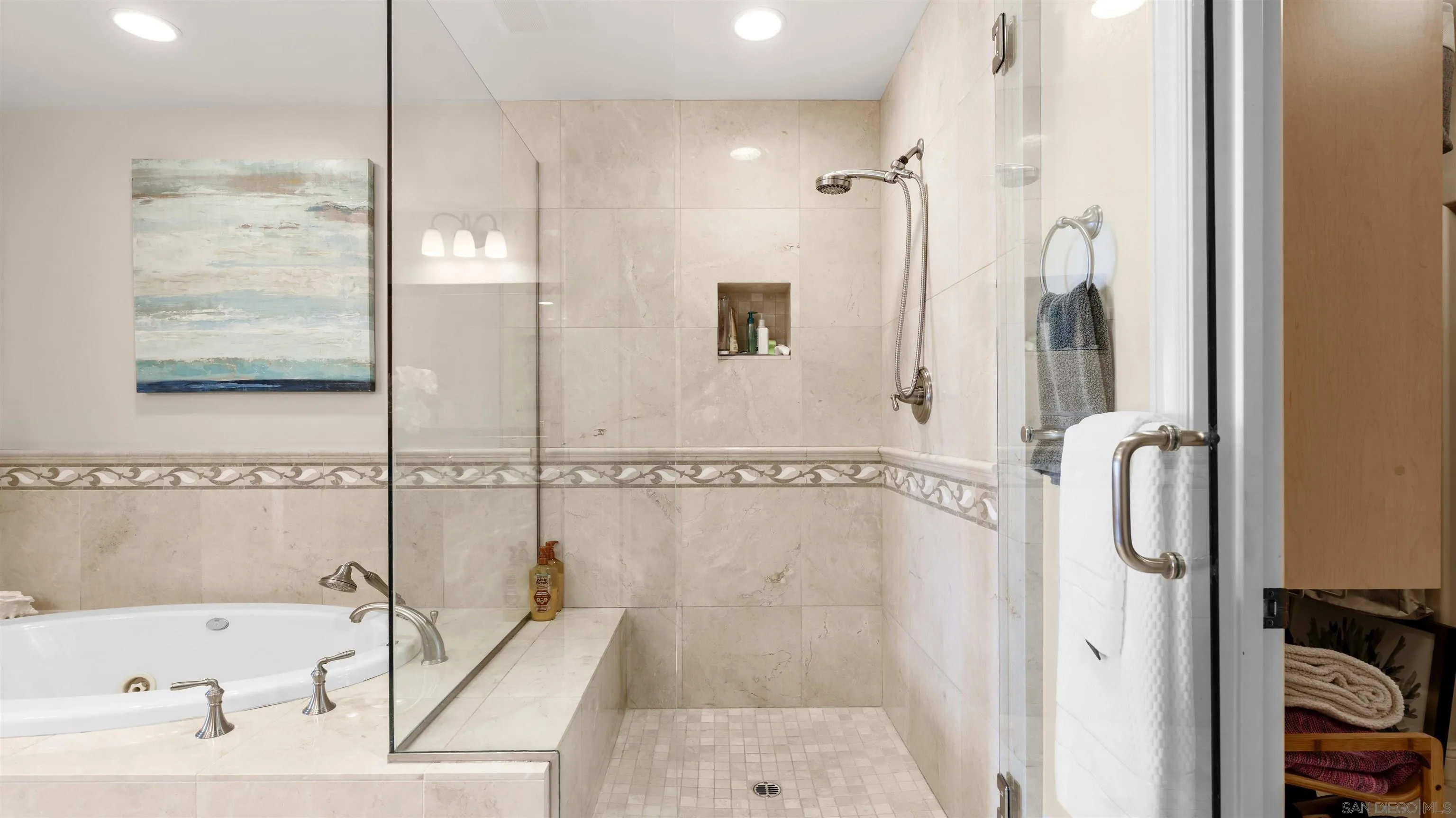 https://cdn.realtyfeed.com/cdn/127/260011009/86bc2b2cb067c67db36e424285dca490.webp