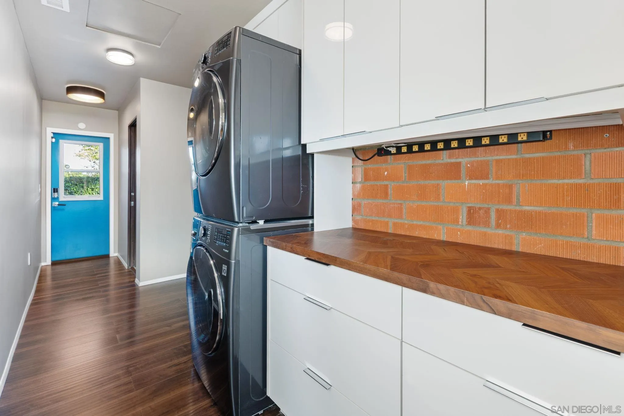 https://cdn.realtyfeed.com/cdn/127/260011021/17cf1a3d0af49656eddcdfd165d80374.webp