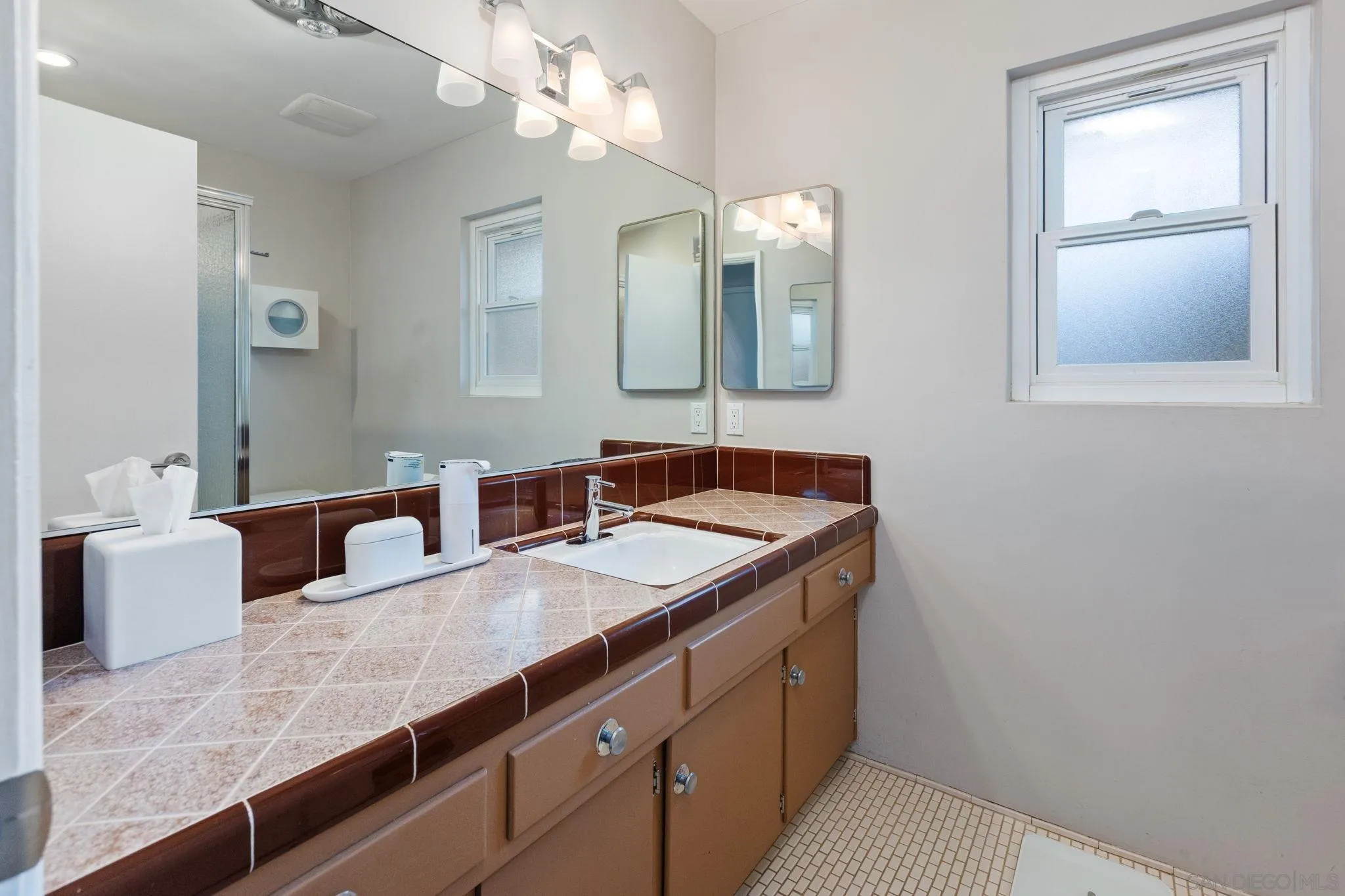 https://cdn.realtyfeed.com/cdn/127/260011021/1b753de7c4844dbba118207b655efadf.webp
