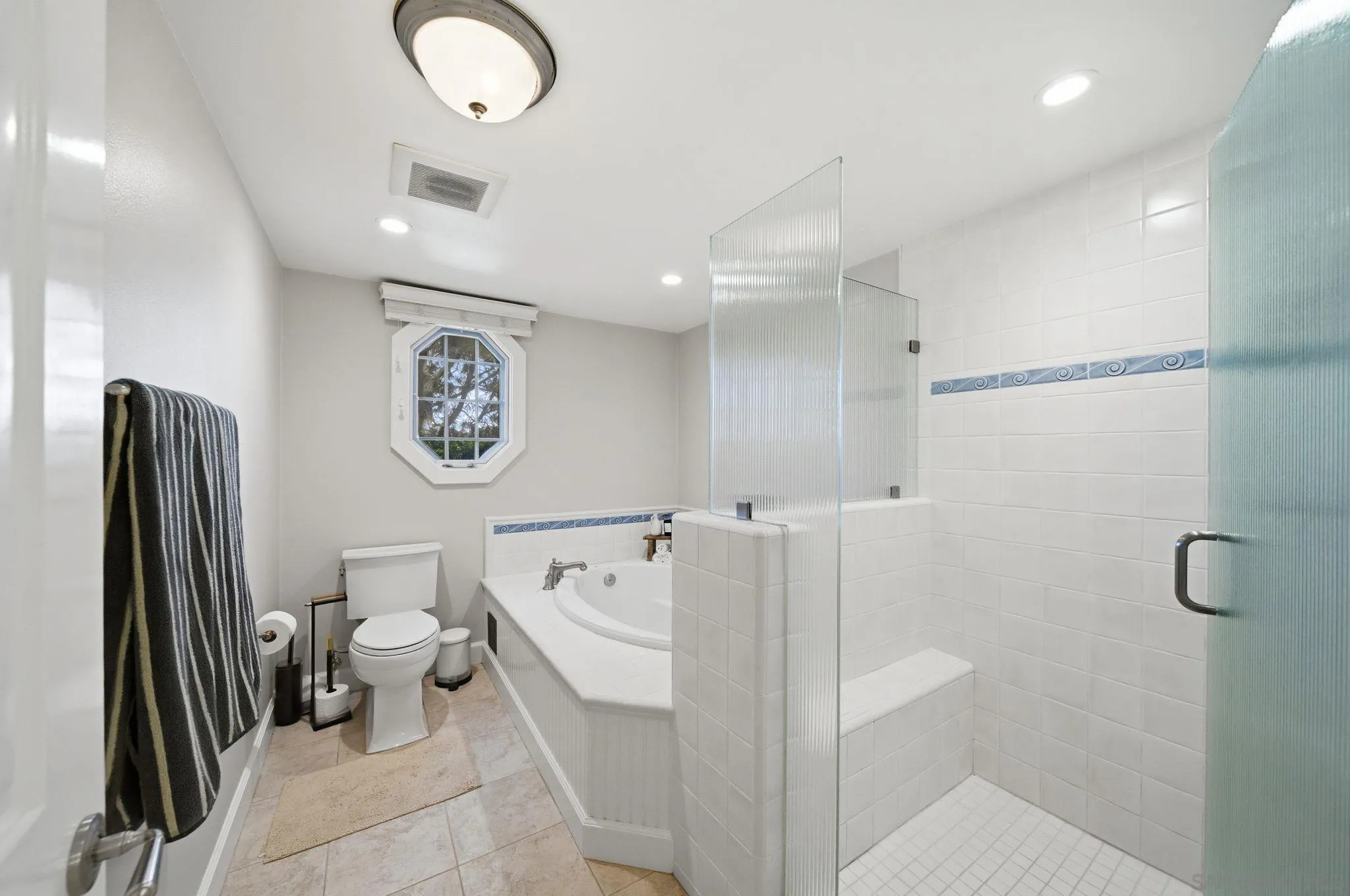 https://cdn.realtyfeed.com/cdn/127/260011040/8fd18b92f7ce13c764148c7edd6c403c.webp
