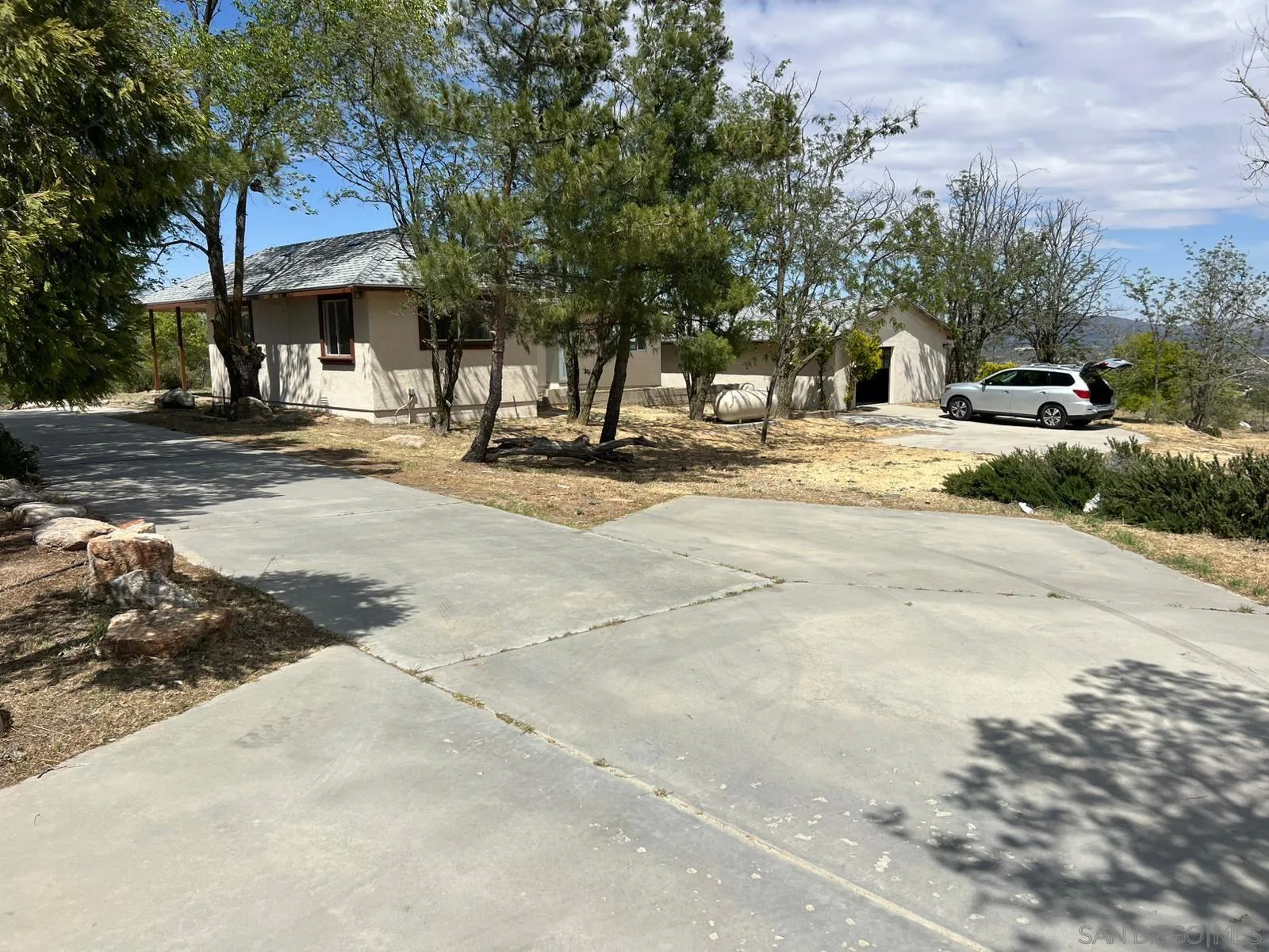 https://cdn.realtyfeed.com/cdn/127/260011042/1bc27cb2cfaea05027da9729931cd5d0.webp