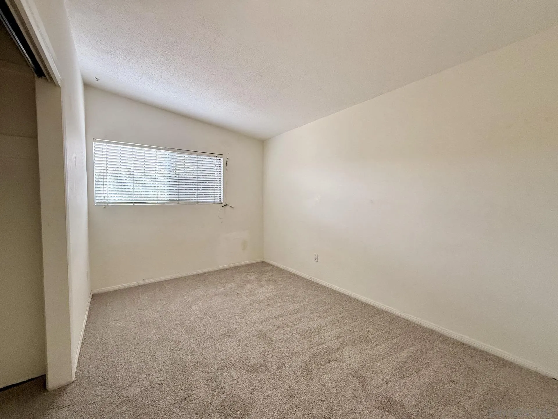 https://cdn.realtyfeed.com/cdn/127/260011043/23f21c5c8890019001dab5766a35e6e4.webp