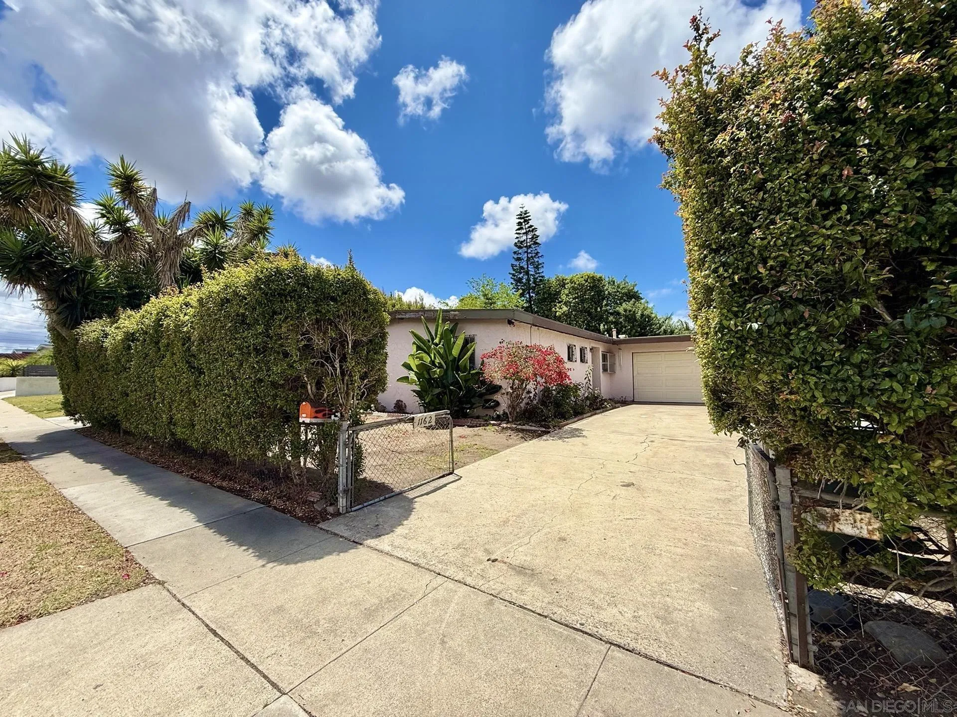 https://cdn.realtyfeed.com/cdn/127/260011043/2cd269465853d319e66ce2b6f8e3381f.webp