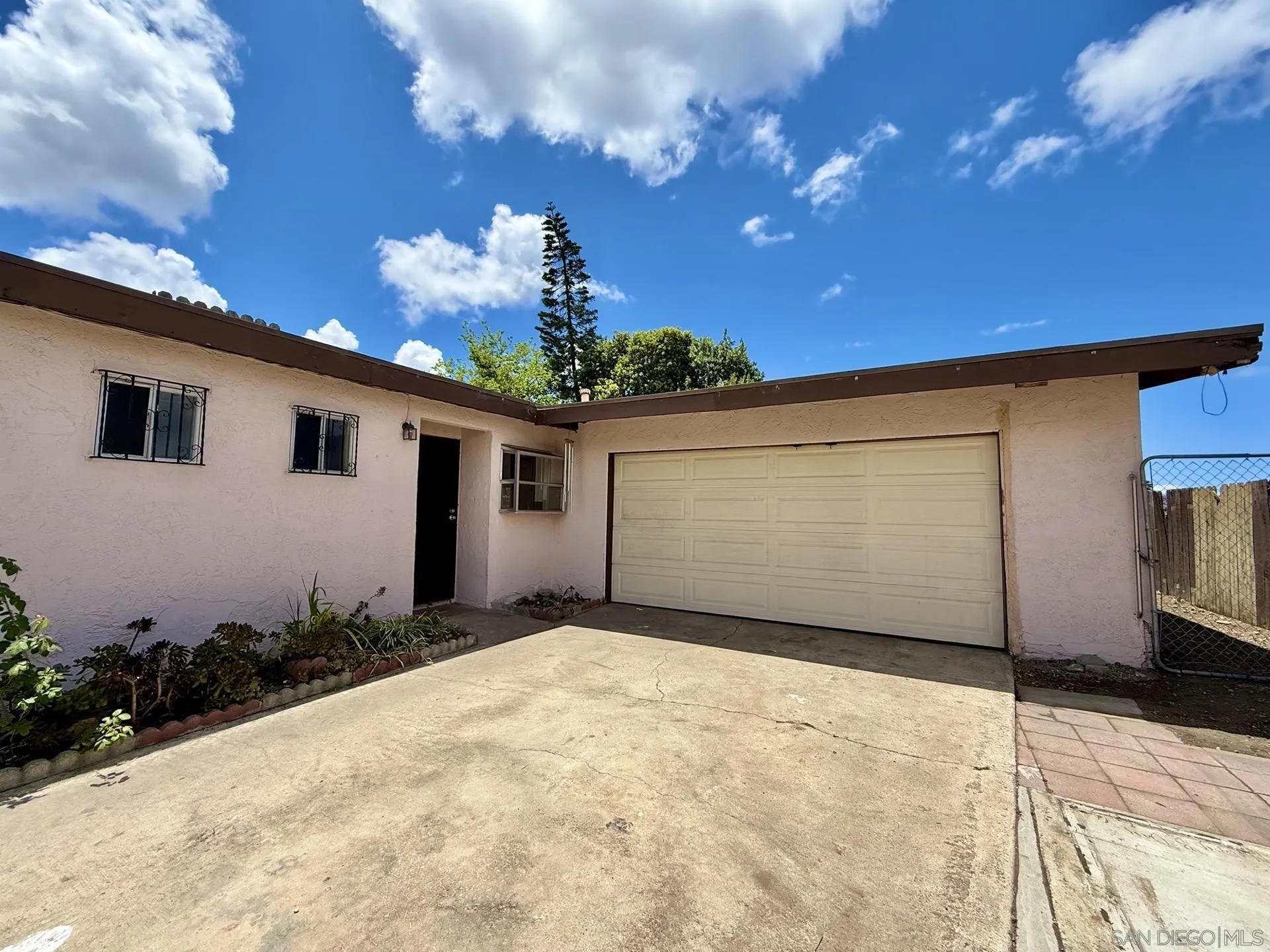 https://cdn.realtyfeed.com/cdn/127/260011043/457af9136553a186b0a69152cc14c572.webp