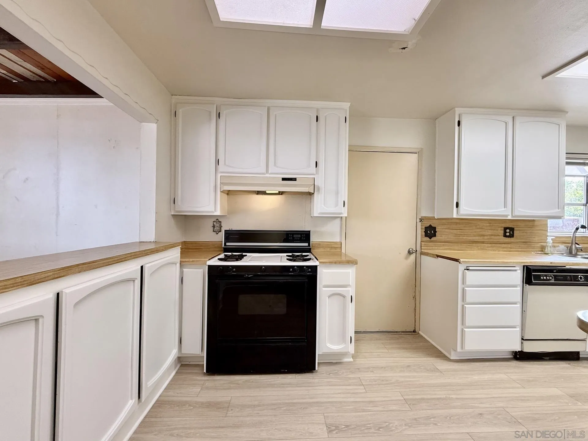 https://cdn.realtyfeed.com/cdn/127/260011043/797113d7eba2ecf0217ec577a6105301.webp